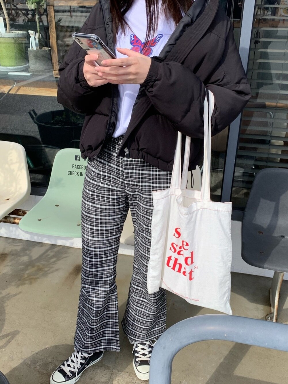 「ootd、カジュアル、フレアパンツ、ダウンジャケット、xgirl、トートバッグ、shesaidthat」｜「JEANASISのアイテム（ダウンジャケット/コート、ブラック系）」を使った、マナハさん（レディース・160cm）の春コーディネートの1枚目の写真