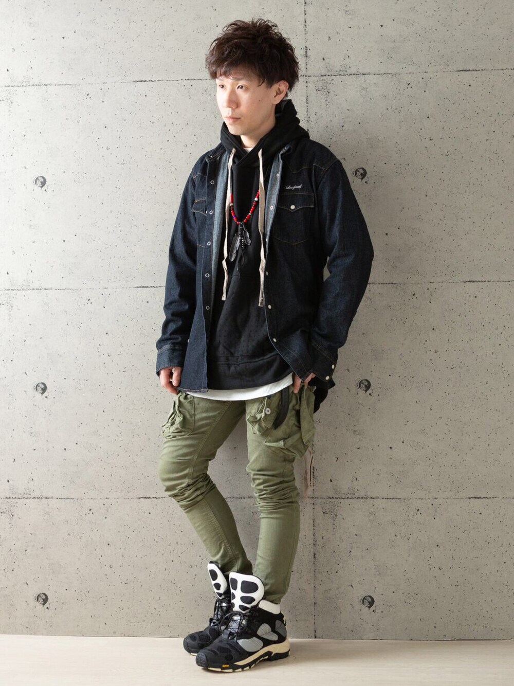 「LOW JACK DESIGN、lowjackDesign、カジュアル、レイヤードスタイル、デニムシャツ、パーカー、カーゴパンツ、スキニー、ハイカットスニーカー、今日のネタは小窓に凝縮させました」｜「Rooster King &Coのアイテム（ネックレス、ブラック系）」を使った、ますだ@Jさん（メンズ・167cm）の春コーディネートの1枚目の写真