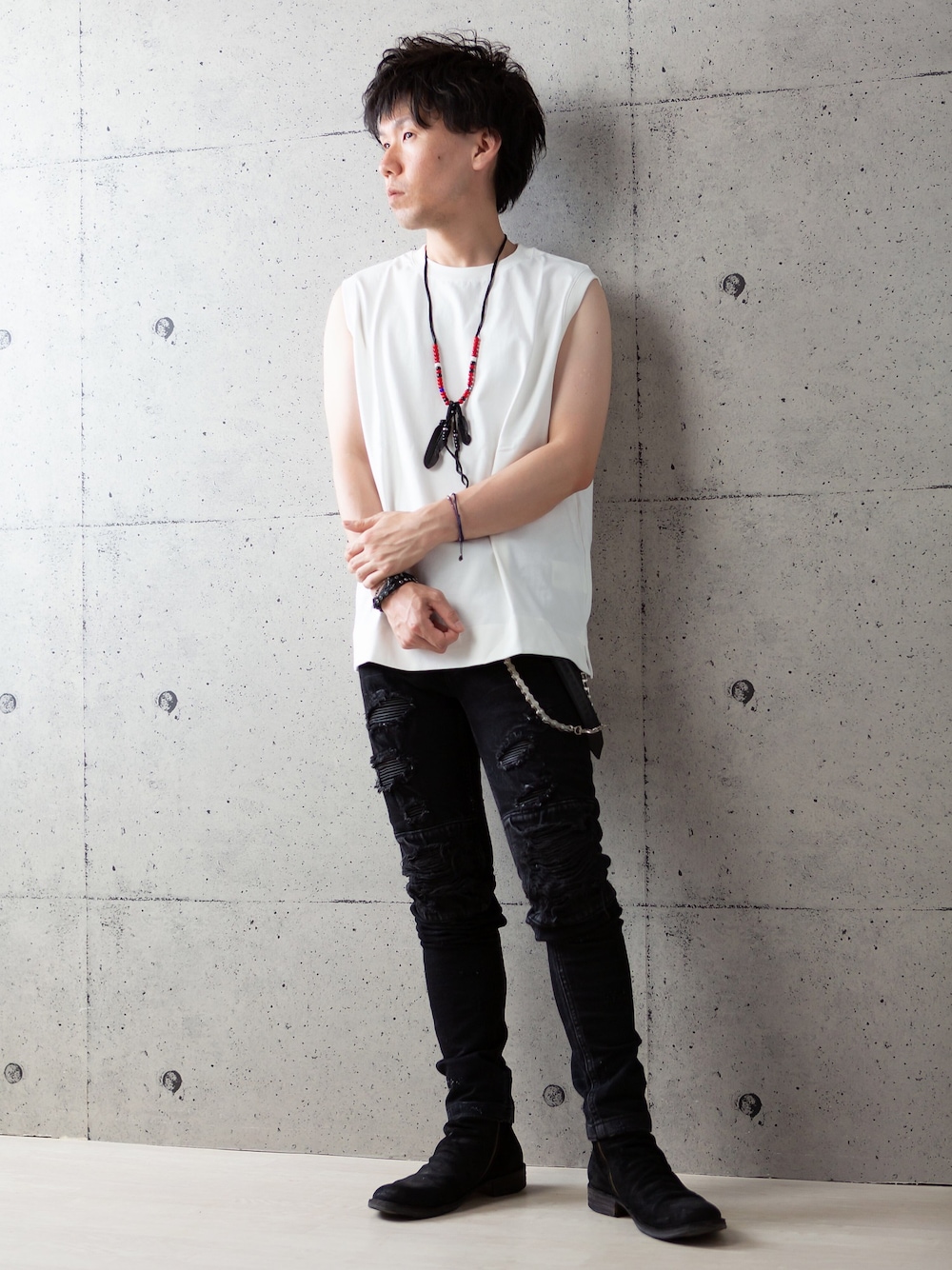 「LOW JACK DESIGN、lowjackDesign、夏コーデ、シンプル、ノースリーブ、ウォレットチェーン、ダメージデニムパンツ、ショートブーツ、おしゃれさんと繋がりたい、ZOZO」｜「Rooster King &Coのアイテム（ネックレス、ブラック系）」を使った、ますだ@Jさん（メンズ・167cm）の夏コーディネートの1枚目の写真