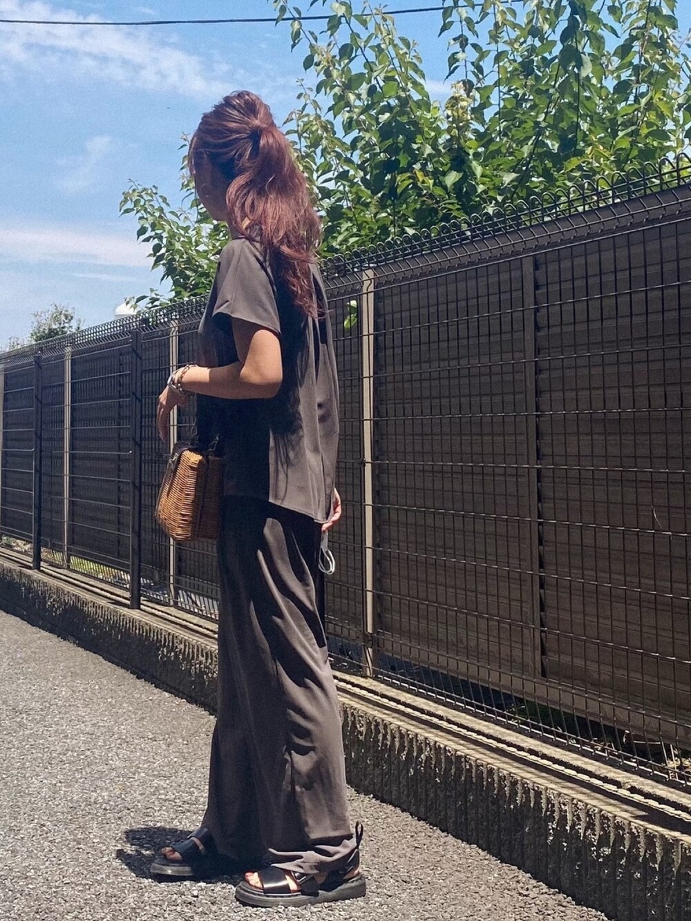 「シンプルコーデ、大人コーデ、プチプラコーデ、お洒落さんとつながりたい」｜「Dr. MartensのDr.Martens /ドクターマーチン GRYPHON STRAP SANDAL/グリフォン レザーストラップサンダル（サンダル、ブラック系）」を使った、kotoneさん（レディース・158cm）の春コーディネートの1枚目の写真