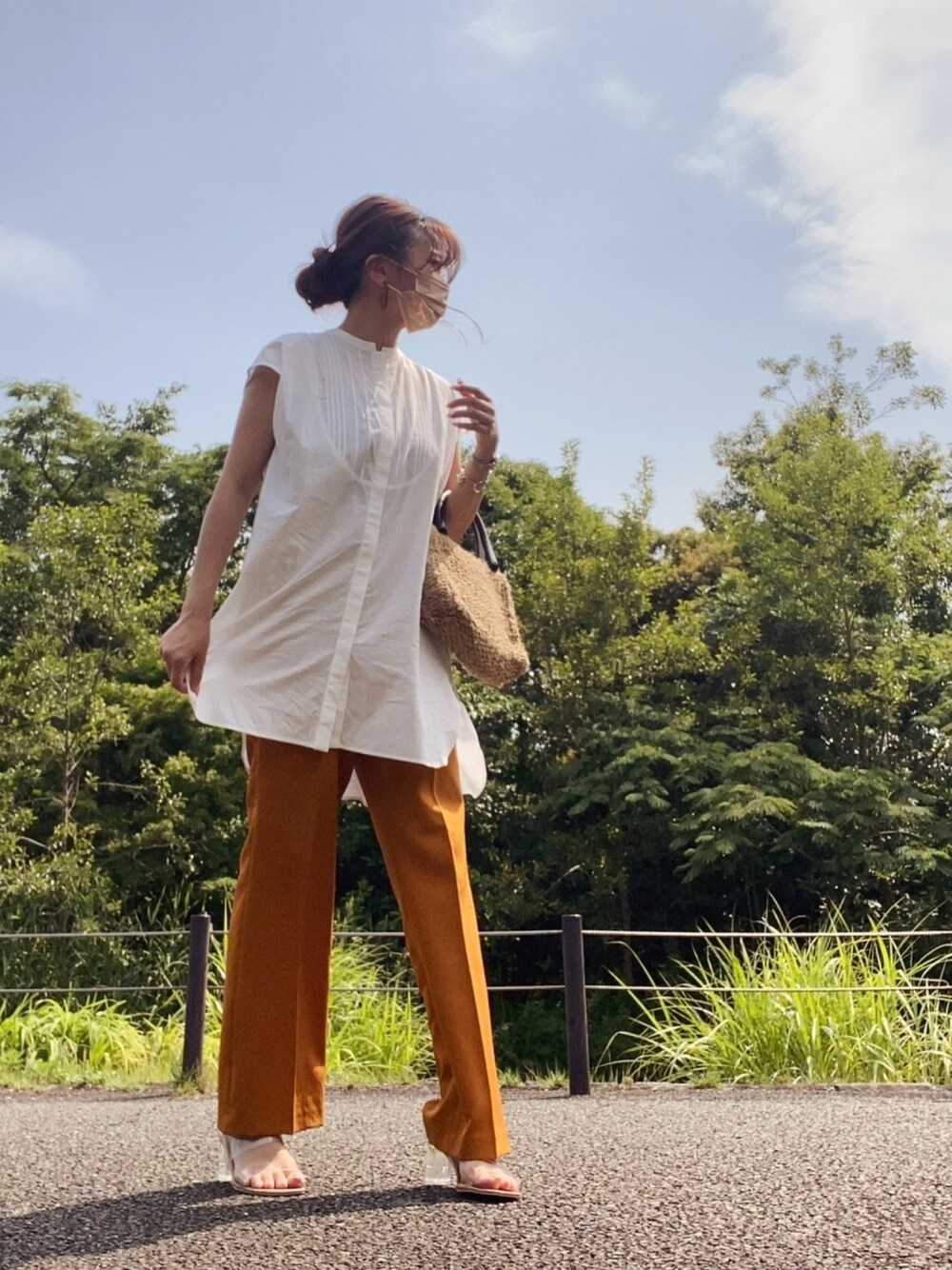 「初夏コーデ、シンプルコーデ、ラクチンコーデ、お洒落さんとつながりたい、春夏コーデ、オトナカジュアル、オレンジ、トレンド、カラーパンツ、骨格ストレート」｜「LOWRYS FARMのフロントタックチュニックノースリーブ　948452（シャツ/ブラウス、ホワイト系）」を使った、kotoneさん（レディース・158cm）の夏コーディネートの1枚目の写真