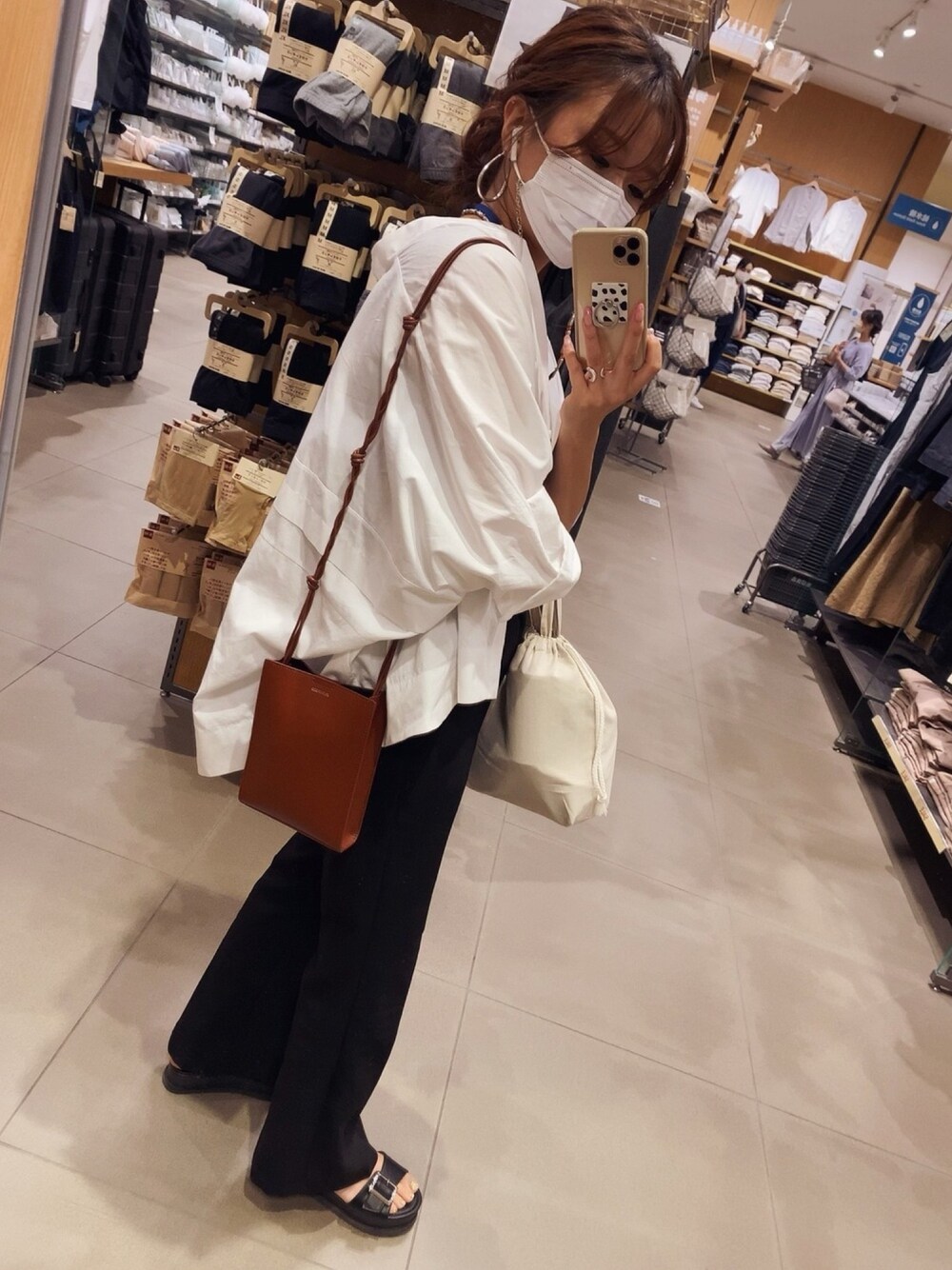 「オトナ女子、ゆるコーデ、シンプル、パンツコーデ、プチプラ、オーバーサイズ、フレアパンツ」｜「UNIQLOのアイテム（シャツ/ブラウス、ホワイト系）」を使った、kotoneさん（レディース・158cm）の夏コーディネートの1枚目の写真