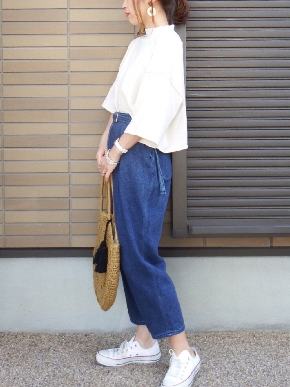 ホワイト系のTシャツ/カットソー、ブラウン系のトートバッグ、ブルー系のパンツを着用したレディースの夏コーディネートの1枚目の写真