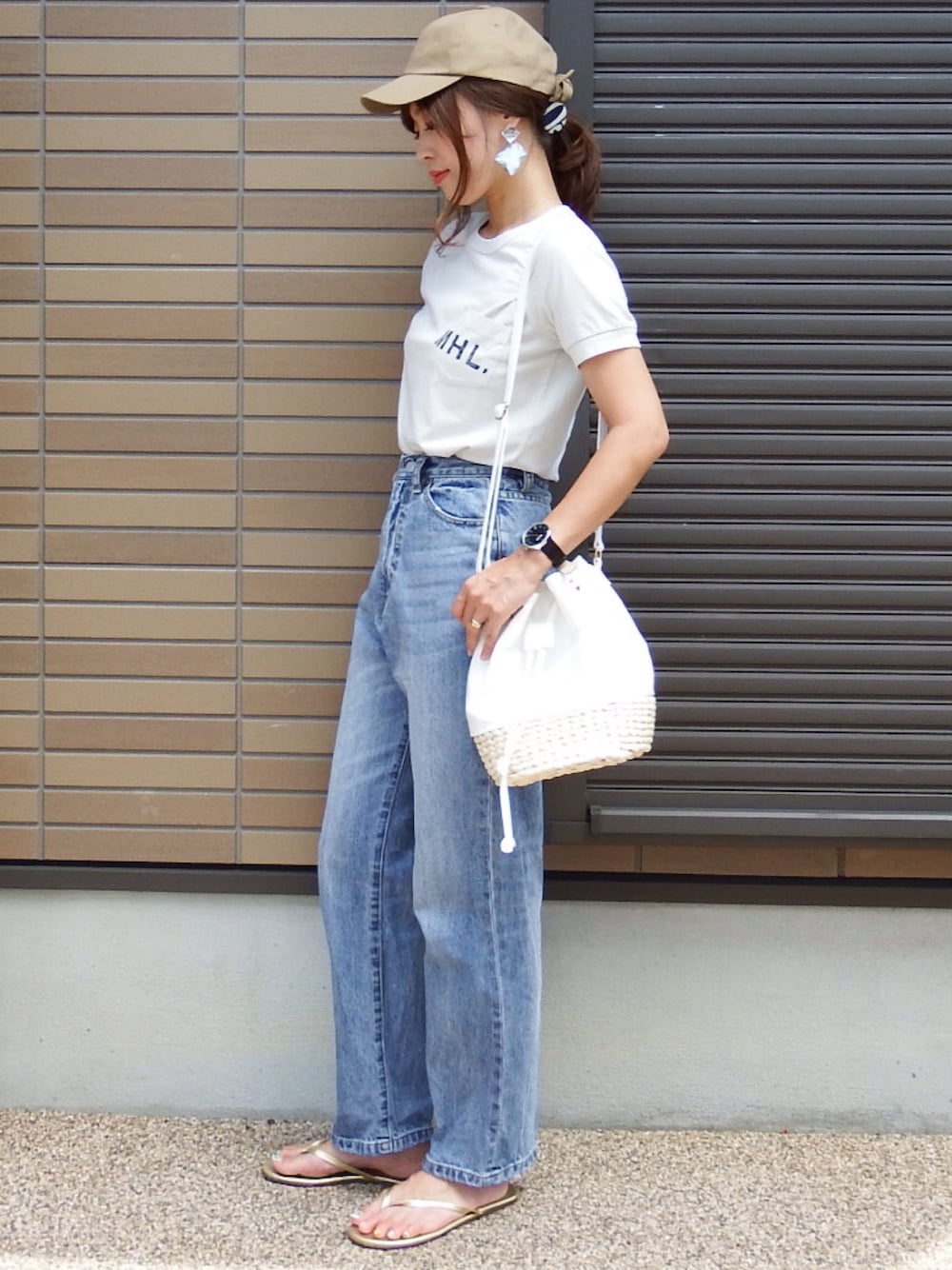 「アダルトおカワたん部、ハイウエストデニム、MHL.、florist、14+、Hime.、Tシャツ、TKEES、ビーサン」｜「MHL.のPRINTED COTTON JERSEY（Tシャツ/カットソー、ホワイト系）」を使った、miho🅰ニコさん（レディース・165cm）の夏コーディネートの1枚目の写真