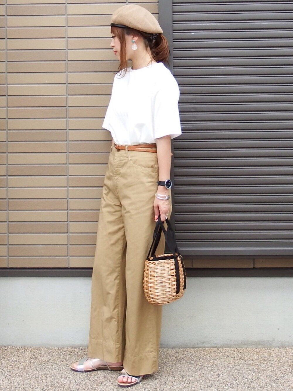 ブラック系のかごバッグ、ホワイト系のTシャツ/カットソー、シルバー系のリングを着用したレディースの夏コーディネートの1枚目の写真