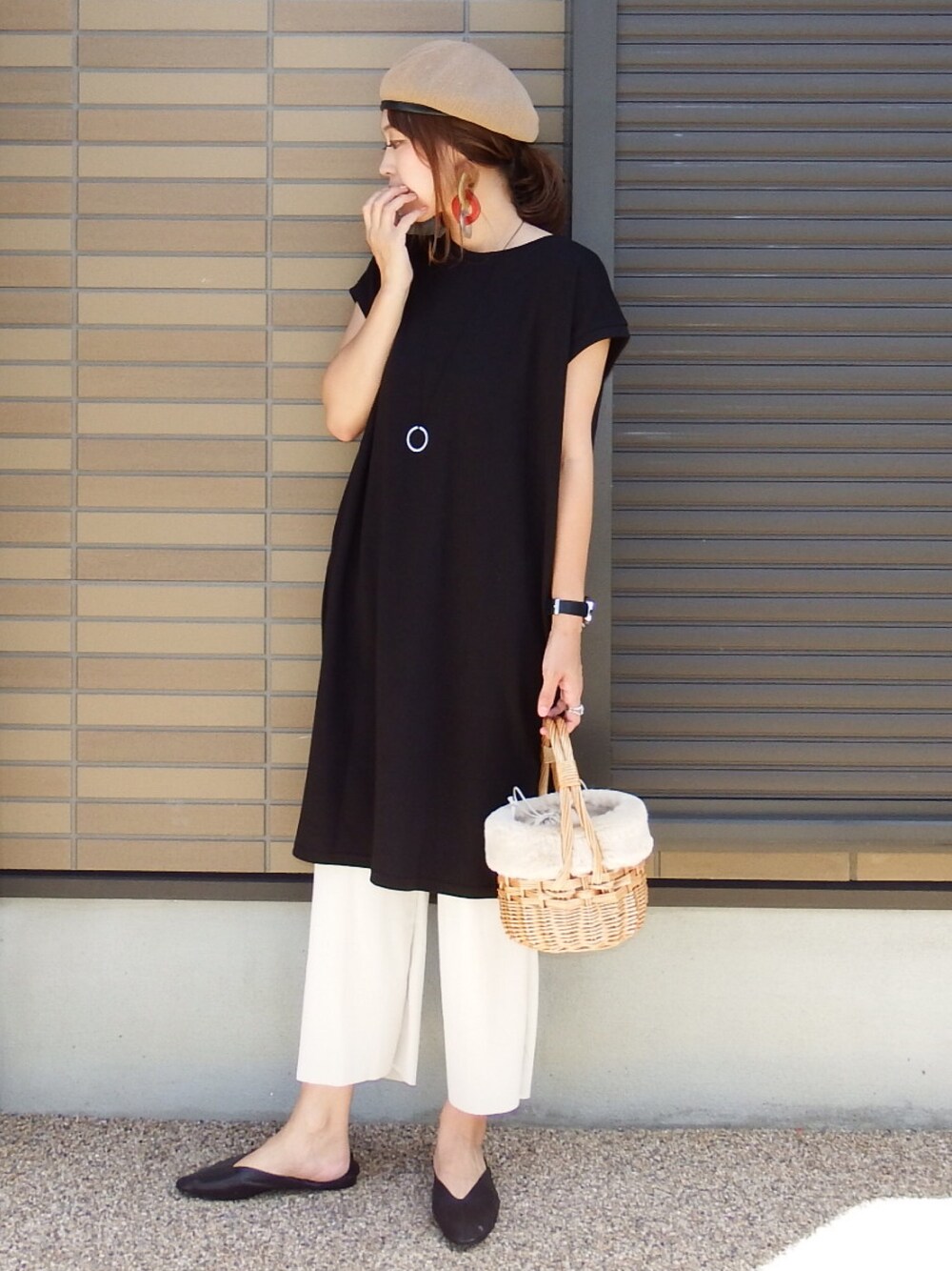 ブラック系のワンピース、ベージュ系のその他パンツ、ベージュ系のかごバッグを着用したレディースの秋コーディネートの1枚目の写真