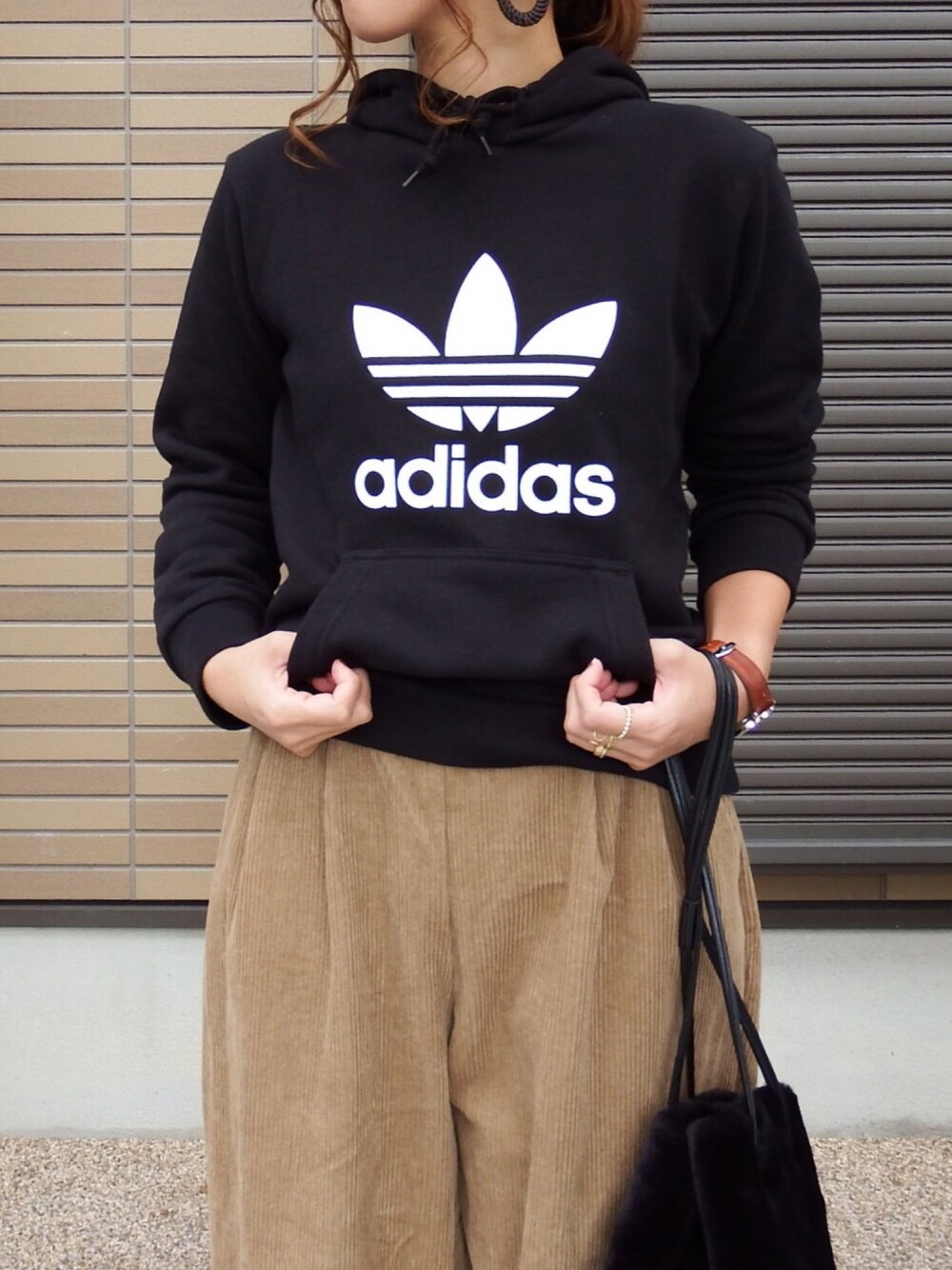 ブラック系のパーカー、ベージュ系のその他パンツ、その他のショルダーバッグを着用したレディースの冬コーディネートの1枚目の写真