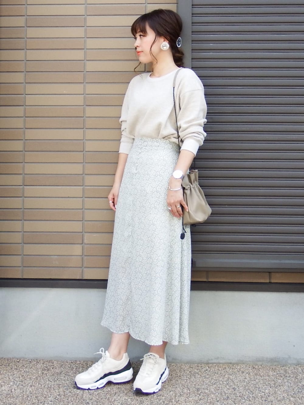 「アダルトおカワたん部、ワッフルクルーネックＴ、ユニクロ、UNIQLO、titivate、YArKA、Hime.、FREAK’Ｓ STORE、Klon」｜「titivateのﾘｰﾌﾌﾟﾘﾝﾄﾌﾚｱﾛﾝｸﾞｽｶｰﾄ（スカート、ホワイト系）」を使った、miho🅰ニコさん（レディース・165cm）の春コーディネートの1枚目の写真