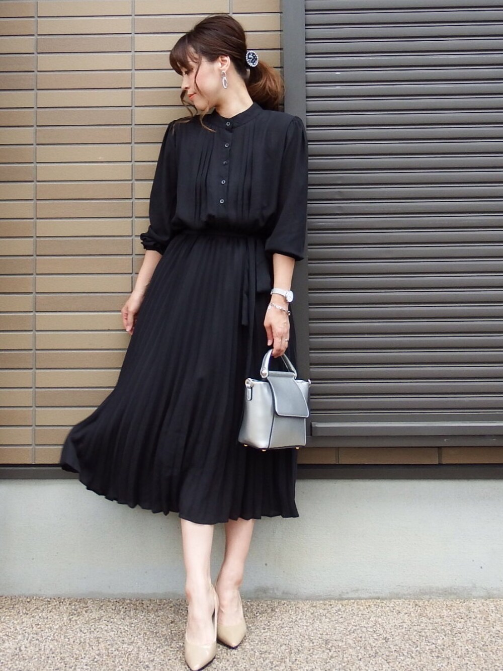 「アダルトおカワたん部、ラジエム、La-gemme、プリーツワンピース、キレイめ、おでかけコーデ、Hime.」｜「La-gemmeのウエストリボン付きプリーツワンピース（ワンピース、ブラック系）」を使った、miho🅰ニコさん（レディース・165cm）の春コーディネートの1枚目の写真