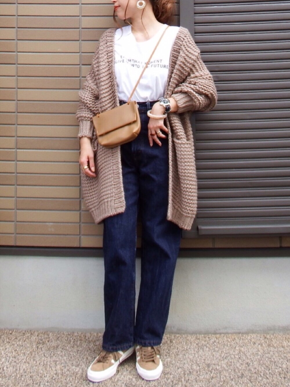 ベージュ系のカーディガン/ボレロ、ベージュ系のスニーカーを着用したレディースの秋コーディネートの1枚目の写真