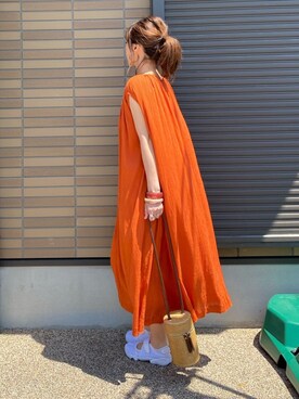 スニーカーを使った オレンジワンピース の人気ファッションコーディネート Wear