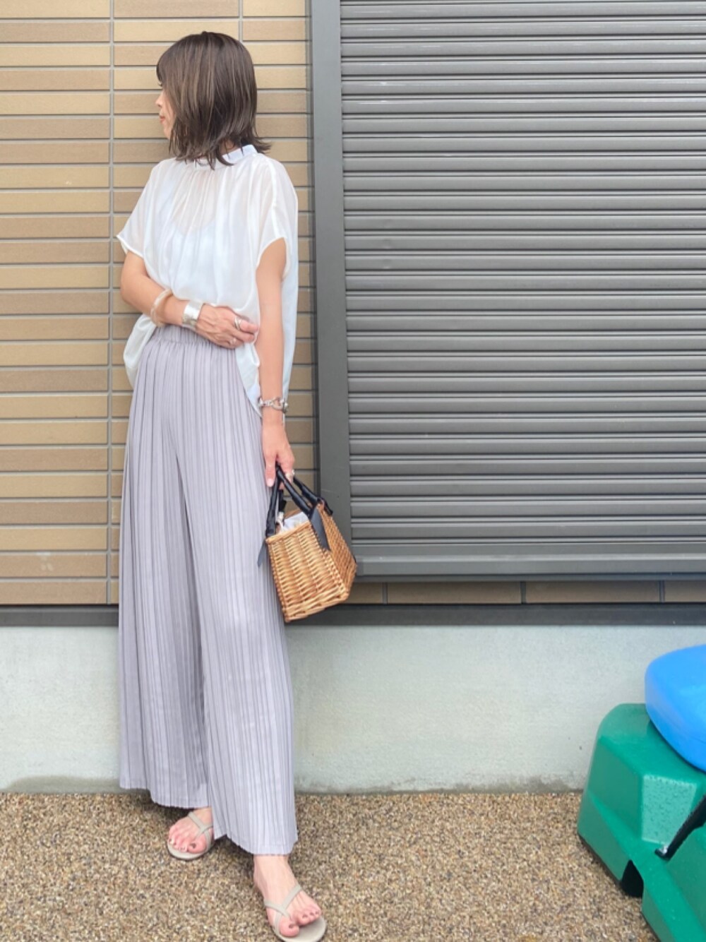 「アダルトおカワたん部、プレゼント、プレゼント企画、コラボ、アンブルネージュ、AmbreNeige、シアーシャツ、シアー、シアートップス、プリーツパンツ」｜「Ambre Neigeのギャザーブラウス／シアートップス／【WEB/EC限定商品】（シャツ/ブラウス、ホワイト系）」を使った、miho🅰ニコさん（レディース・165cm）の夏コーディネートの1枚目の写真