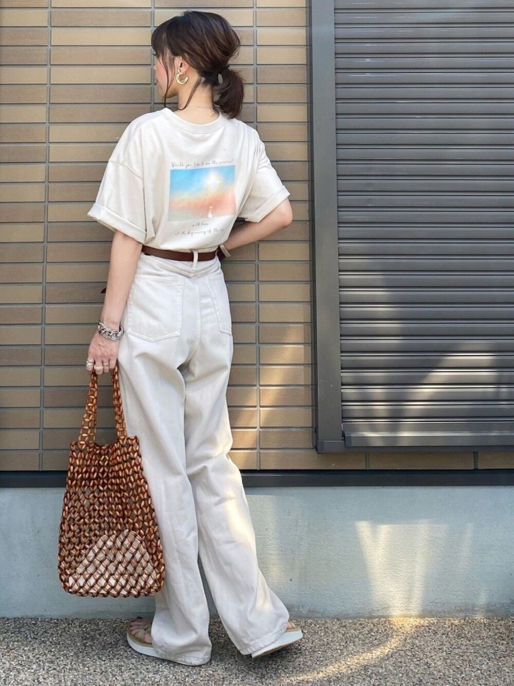 「アダルトおカワたん部、Tシャツ、バクプリ、バックプリント、ワントーンコーデ、ベージュコーデ、ハイウエスト、ハイウエストパンツ、ホワイトデニム、moment+」｜「moment+のバック Morning sun フォトプリントTシャツ（Tシャツ/カットソー、ベージュ系）」を使った、miho🅰ニコさん（レディース・165cm）の夏コーディネートの1枚目の写真