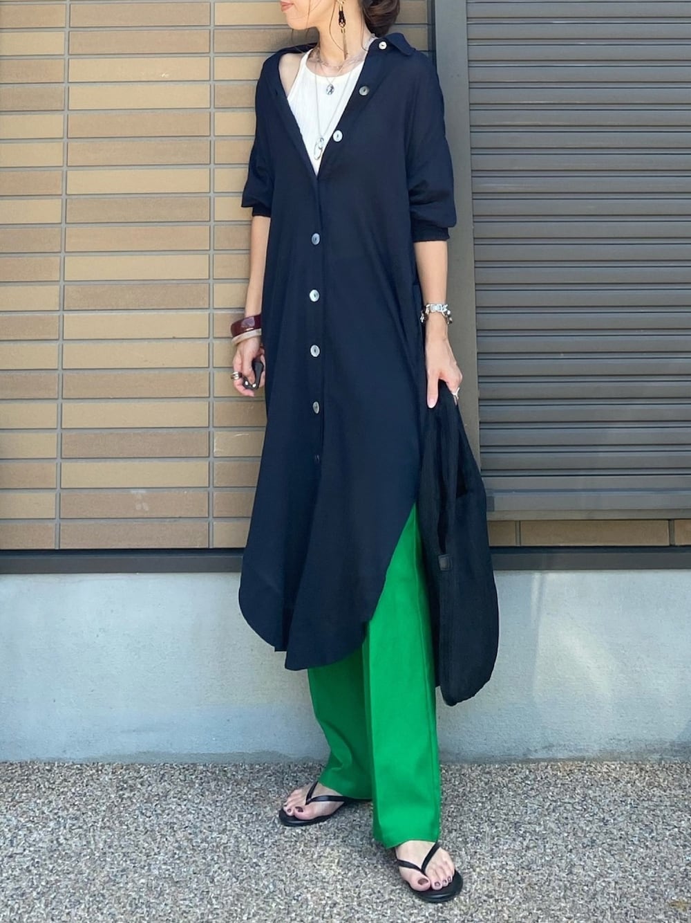 ブラック系のシャツワンピース、ホワイト系のキャミソール、グリーン系のその他パンツを着用したレディースの夏コーディネートの1枚目の写真