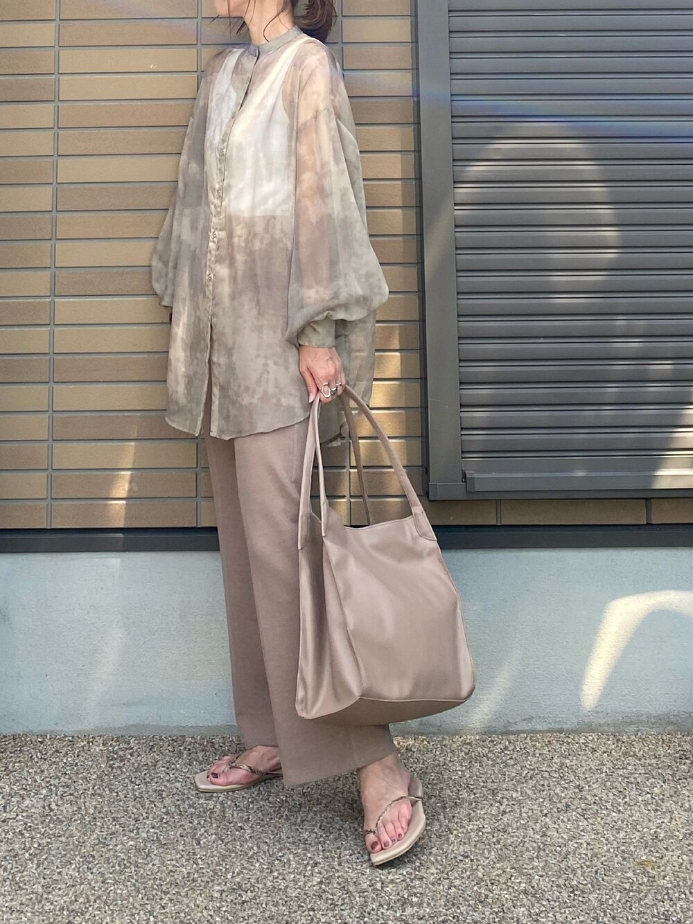 「アダルトおカワたん部、シアーシャツ、シアー、シアートップス、シースルー、シースルートップス、タイダイ、ムラ染め、スタンドカラー、GU」｜「WHO'S WHO galleryのシースルームラ染めスタンドカラーシャツ（シャツ/ブラウス、ベージュ系）」を使った、miho🅰ニコさん（レディース・165cm）の夏コーディネートの1枚目の写真