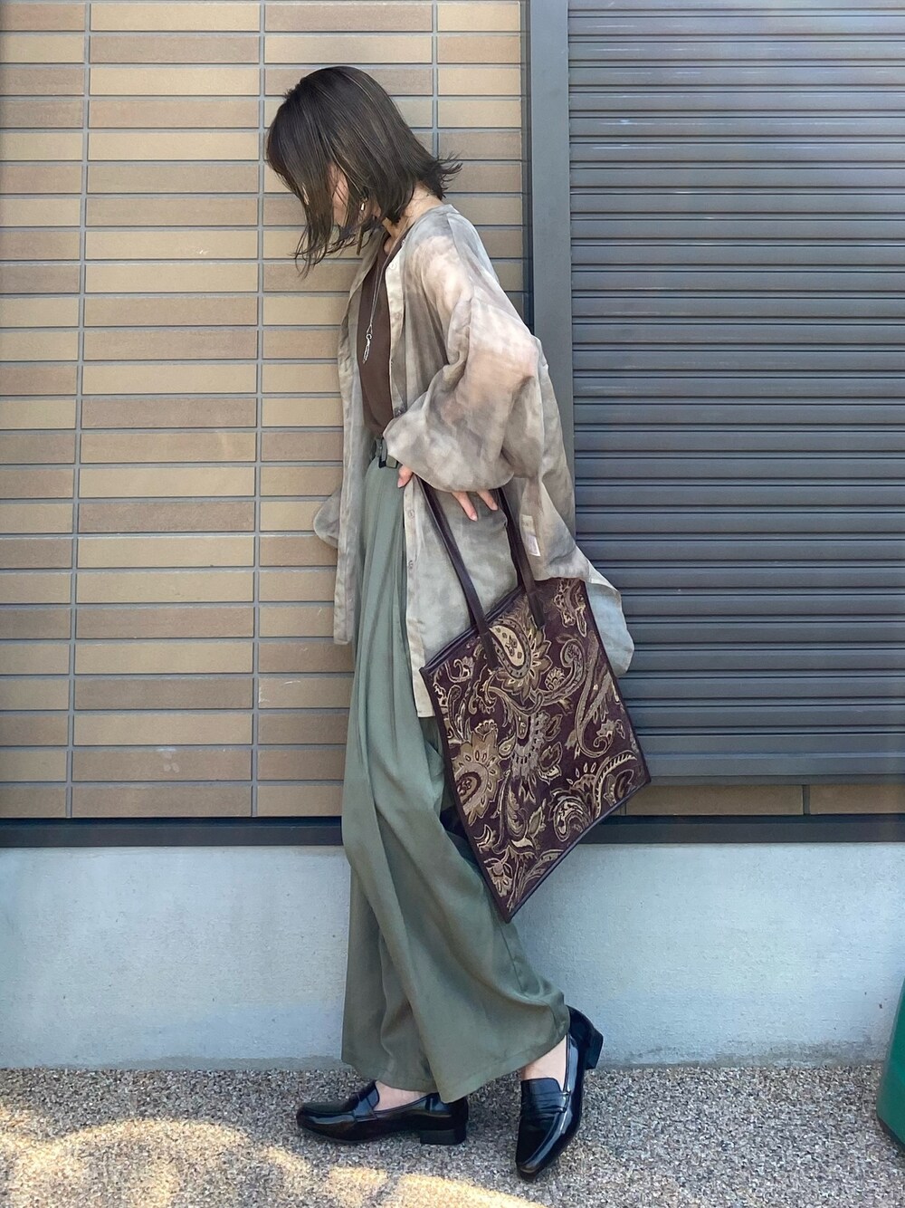 「アダルトおカワたん部、シアーシャツ、シアー、シアートップス、タイダイ柄、タイダイ、カーキ、カーキパンツ、オトナカジュアル、ローファー」｜「WHO'S WHO galleryのシースルームラ染めスタンドカラーシャツ（シャツ/ブラウス、ベージュ系）」を使った、miho🅰ニコさん（レディース・165cm）の秋コーディネートの1枚目の写真