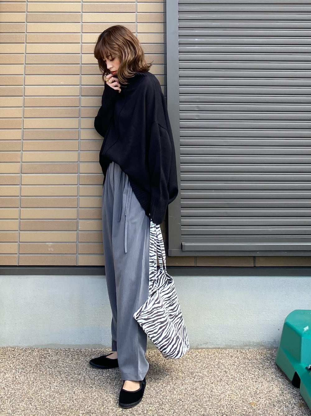 「アダルトおカワたん部、タートルネック、タートルネックニット、タートルニット、オーバーサイズ、ゆったりコーデ、ゆるコーデ、ワイドパンツ、antiqua、ゼブラ柄」｜「antiquaのニット 絶妙なゆるっとシルエットに縦ラインでスッキリ魅せ。（ニット/セーター、ブラック系）」を使った、miho🅰ニコさん（レディース・165cm）の冬コーディネートの1枚目の写真