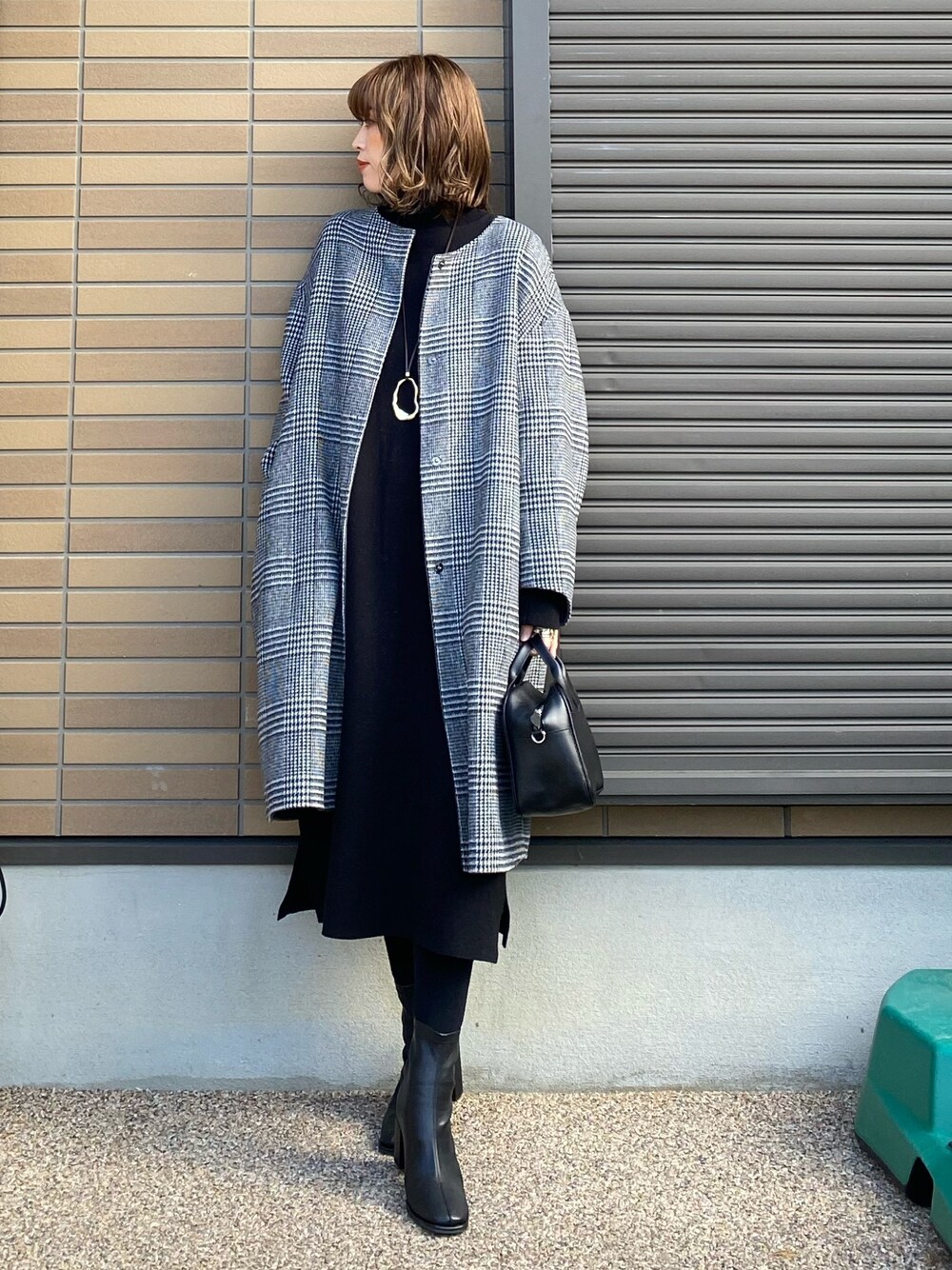 「アダルトおカワたん部、omnes、チェック、チェックコート、ショートブーツ、ニットワンピース、ニットワンピ、SENSEOFPLACE、SENSE OF PLACE by URBAN RESEAR、スクエアバッグ」｜「OMNES Supremoのリバーチェックウールノーカラーコート（ノーカラーコート、ブラック系）」を使った、miho🅰ニコさん（レディース・165cm）の冬コーディネートの1枚目の写真