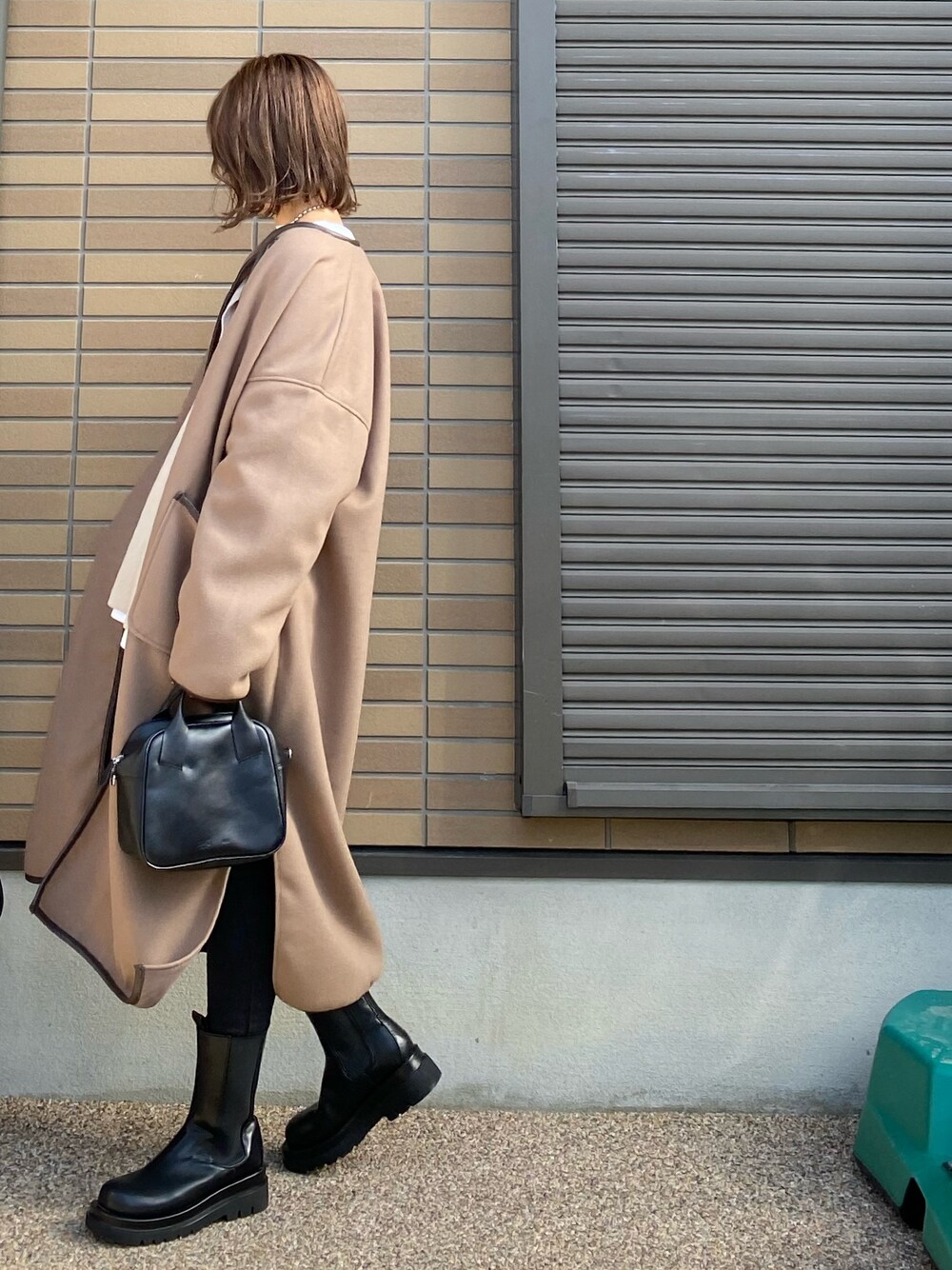 「アダルトおカワたん部、LIPSTAR、リップスター、ノーカラーコート、コート、コートスタイル、パイピングコート、パイピング、サイドゴアブーツ、サイドスリット」｜「LIPSTARの【WEB別注】カラー追加/ノーカラーメルトンパイピングコート/オーバーコート（ノーカラーコート、イエロー系）」を使った、miho🅰ニコさん（レディース・165cm）の冬コーディネートの1枚目の写真