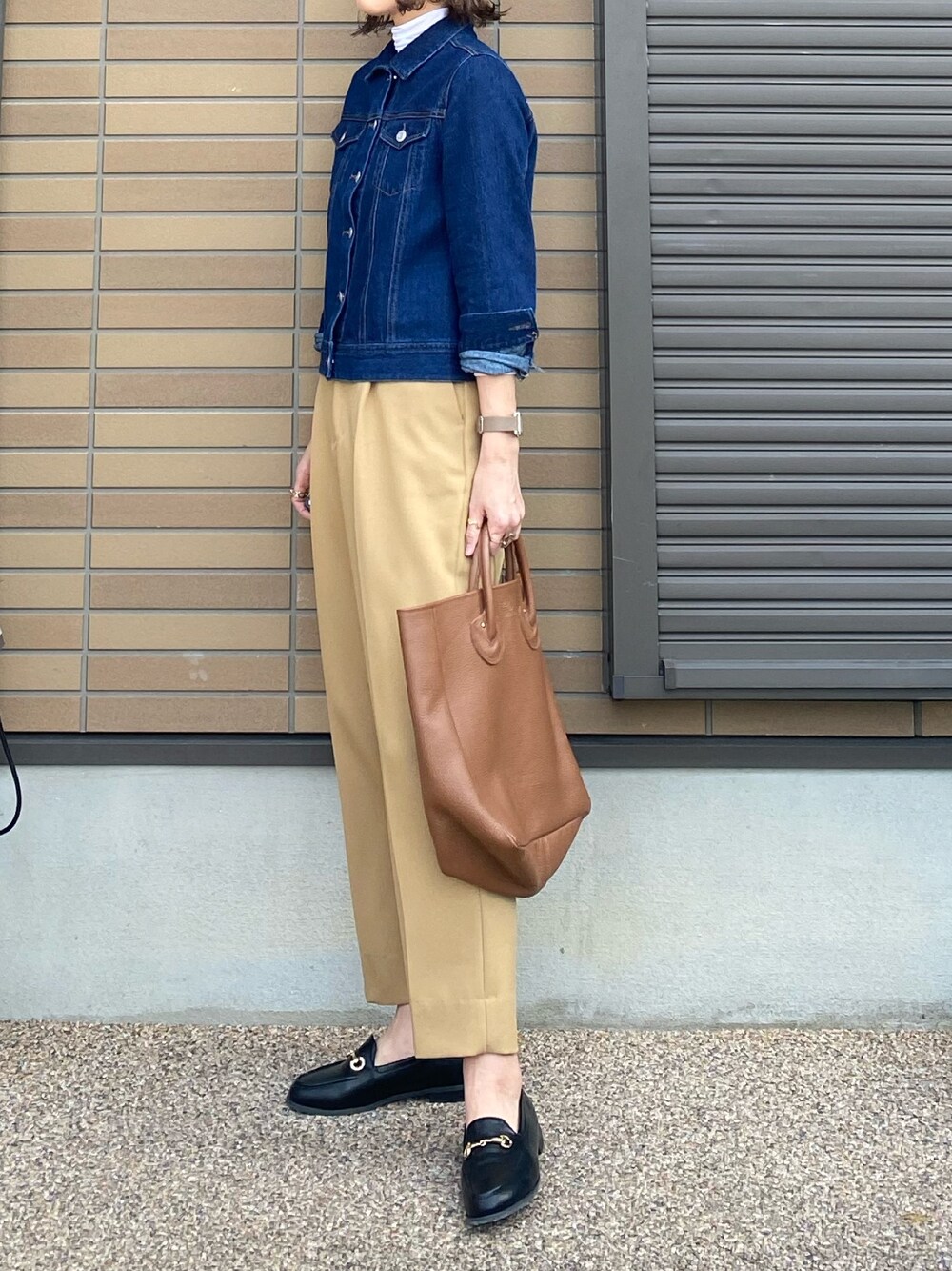 ブルー系のデニムジャケット、ベージュ系のその他パンツ、ブラック系のその他シューズを着用したレディースの春コーディネートの1枚目の写真