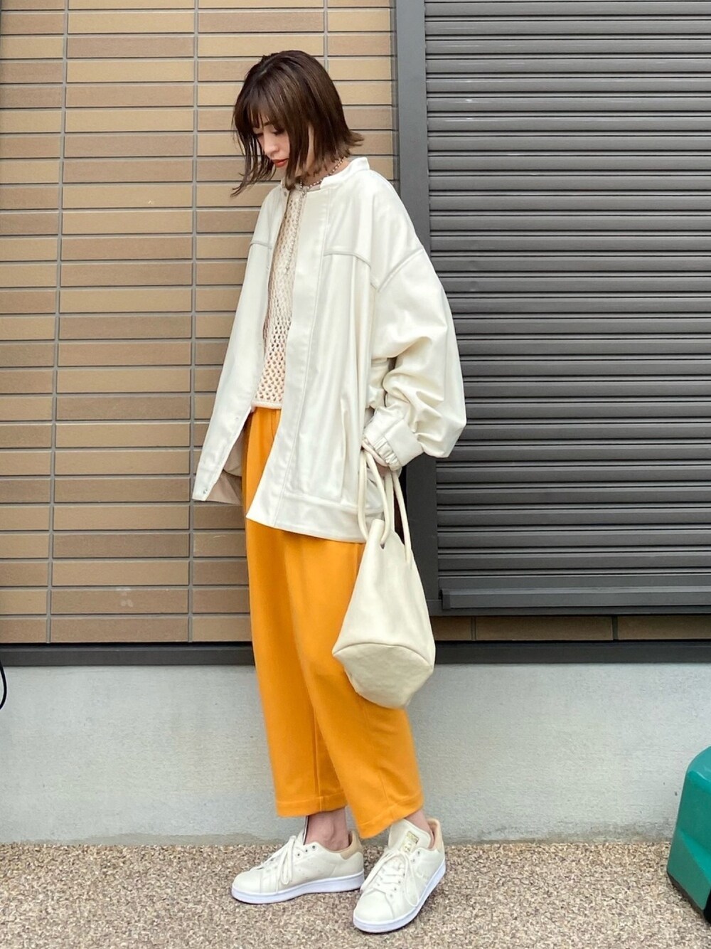 「アダルトおカワたん部、パイピング、袖ボリューム、ボリューム袖、オーバーサイズ、オレンジ、オレンジパンツ、adidas、テーパードパンツ、w closet」｜「jemma.atelierのアイテム（ジャケット/アウター、ホワイト系）」を使った、miho🅰ニコさん（レディース・165cm）の春コーディネートの1枚目の写真