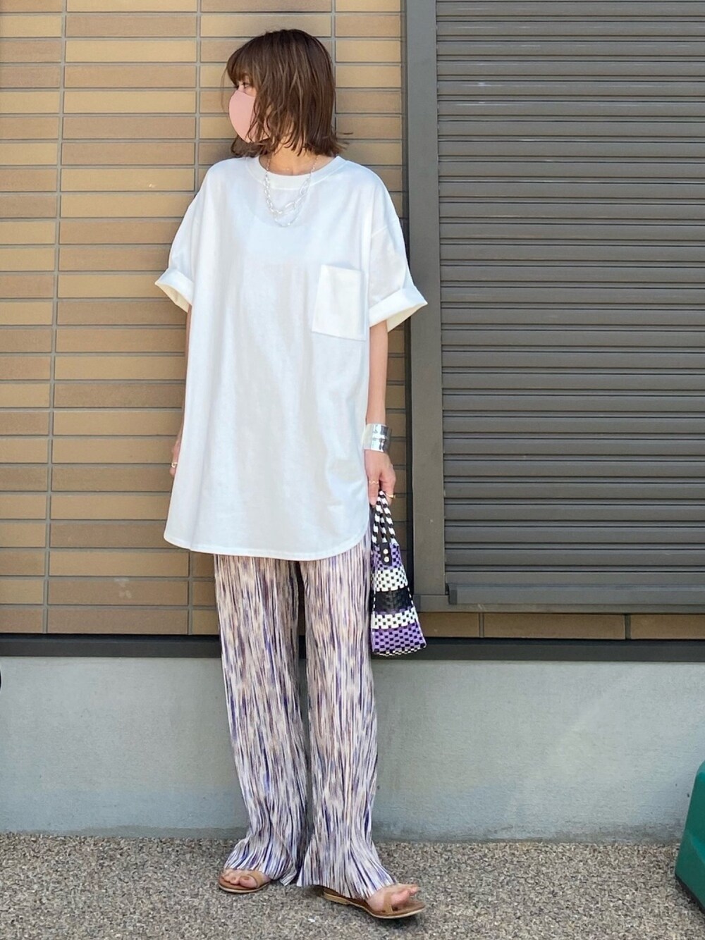 「アダルトおカワたん部、classicalelf、クラシカルエルフ、オーバーサイズ、ゆるコーデ、Tシャツ、USAコットン、プリーツパンツ、リラックススタイル、夏コーデ」｜「classicalelfの綿100％USAコットン　オーバーサイズTシャツ（Tシャツ/カットソー、ホワイト系）」を使った、miho🅰ニコさん（レディース・165cm）の春コーディネートの1枚目の写真