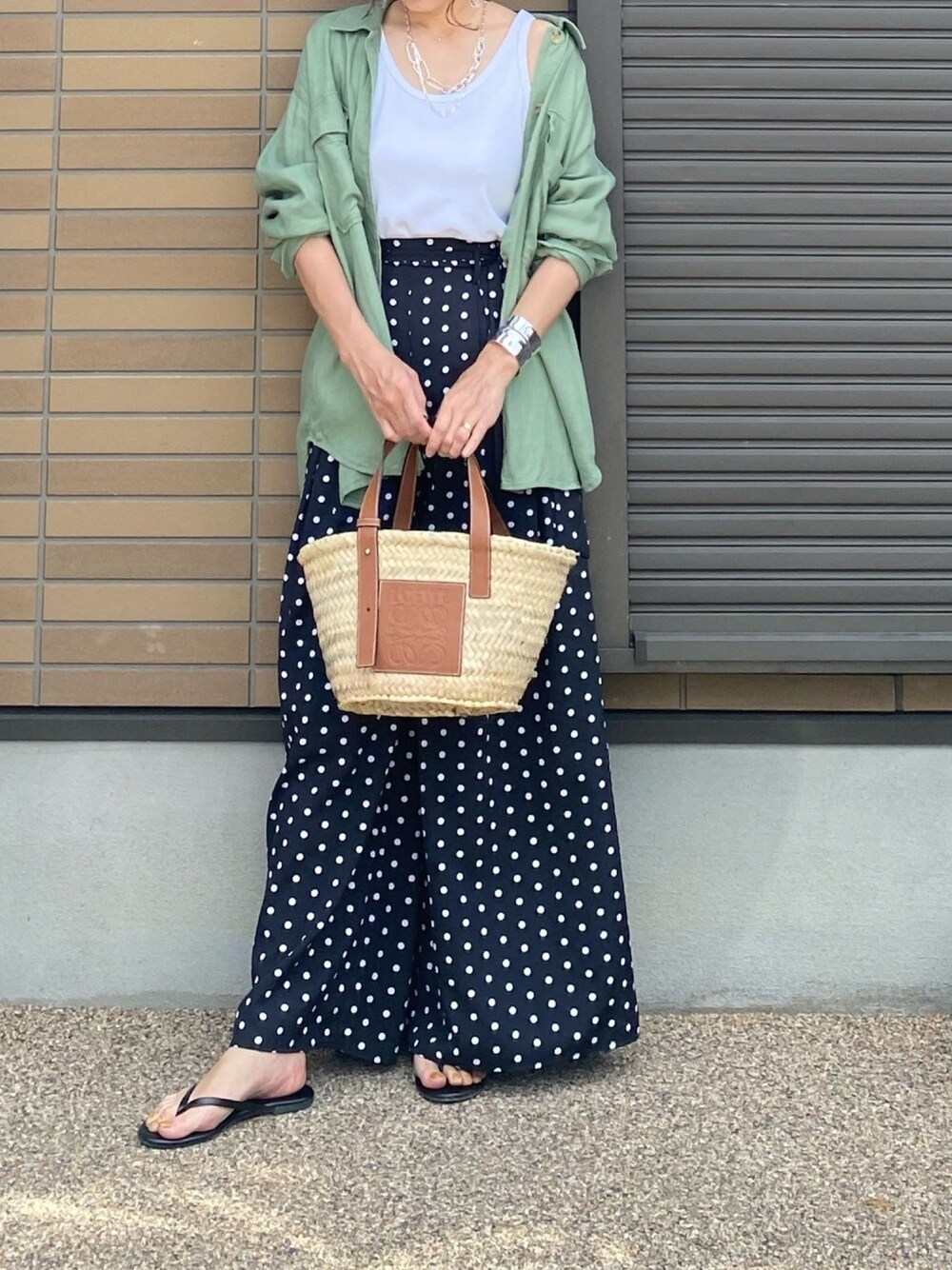 「アダルトおカワたん部、ROYAL PARTY、ロイヤルパーティー、フレアパンツ、ワイドパンツ、ドット、ドット柄、ドットパンツ、LOEWE、かごバッグ」｜「ROYAL PARTYのフレアワイドパンツ（その他パンツ、その他）」を使った、miho🅰ニコさん（レディース・165cm）の春コーディネートの1枚目の写真