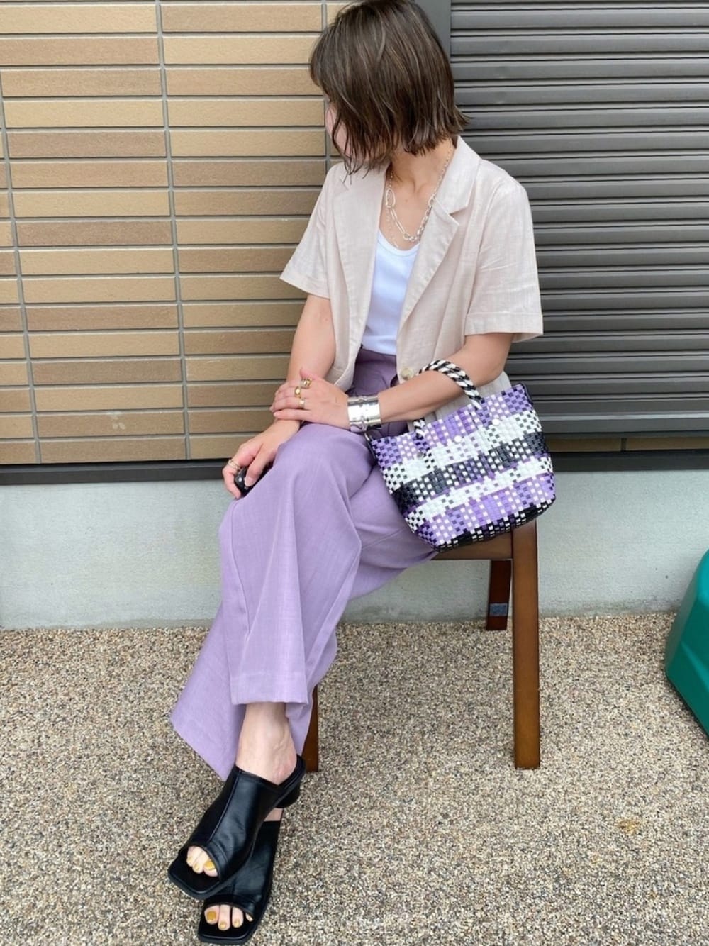 「アダルトおカワたん部、SENSEOFPLACE、SENSE OF PLACE by URBAN RESEAR、SENSE OF PLACE by URBAN RESEARCH、スクエアトゥ、ミュール、リネン、リネンジャケット、パープル、センスオブプレイス」｜「SENSE OF PLACE by URBAN RESEARCHのスクエアトウセンターシームストレッチミュール（サンダル、ブラック系）」を使った、miho🅰ニコさん（レディース・165cm）の春コーディネートの1枚目の写真