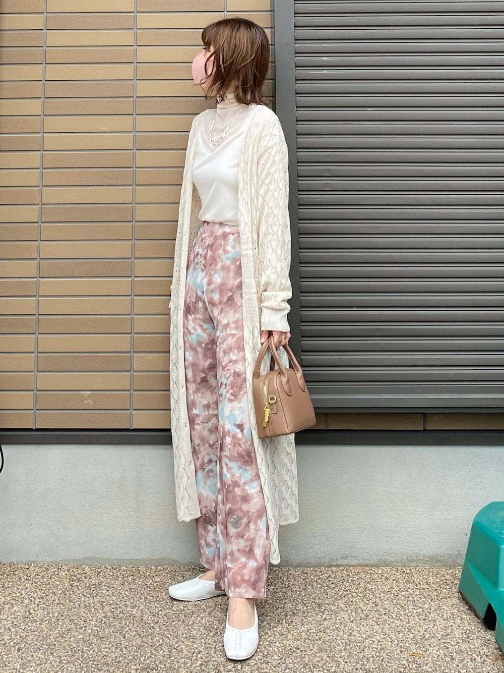 ホワイト系のカーディガン/ボレロ、ブラウン系のパンツ、ブラウン系のバッグを着用したレディースの夏コーディネートの1枚目の写真