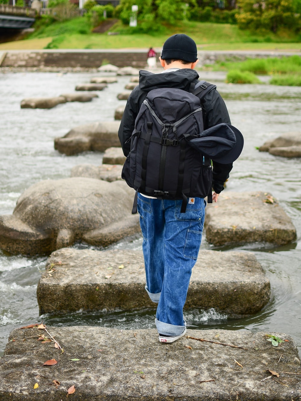 「patagonia、MYSTERY RANCH、carhartt、VANS、THE NORTH FACE、京都旅行、鴨川、鴨川デルタ」｜「VANSのVANS ヴァンズ VN000D3HY28 OLD SKOOL オールドスクール BLACK 定番人気商品（スニーカー、ブラック系）」を使った、るださんさん（メンズ・167cm）の夏コーディネートの1枚目の写真