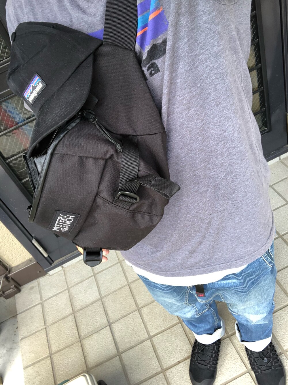 「patagonia、GRAMICCI、keen、古着、古着コーデ、古着好きな人と繋がりたい」｜「MYSTERY RANCHのMYSTERYRANCH ミステリーランチ ヒップモンキー2（ボディバッグ/ウエストポーチ、ブラック系）」を使った、るださんさん（メンズ・168cm）の夏コーディネートの1枚目の写真