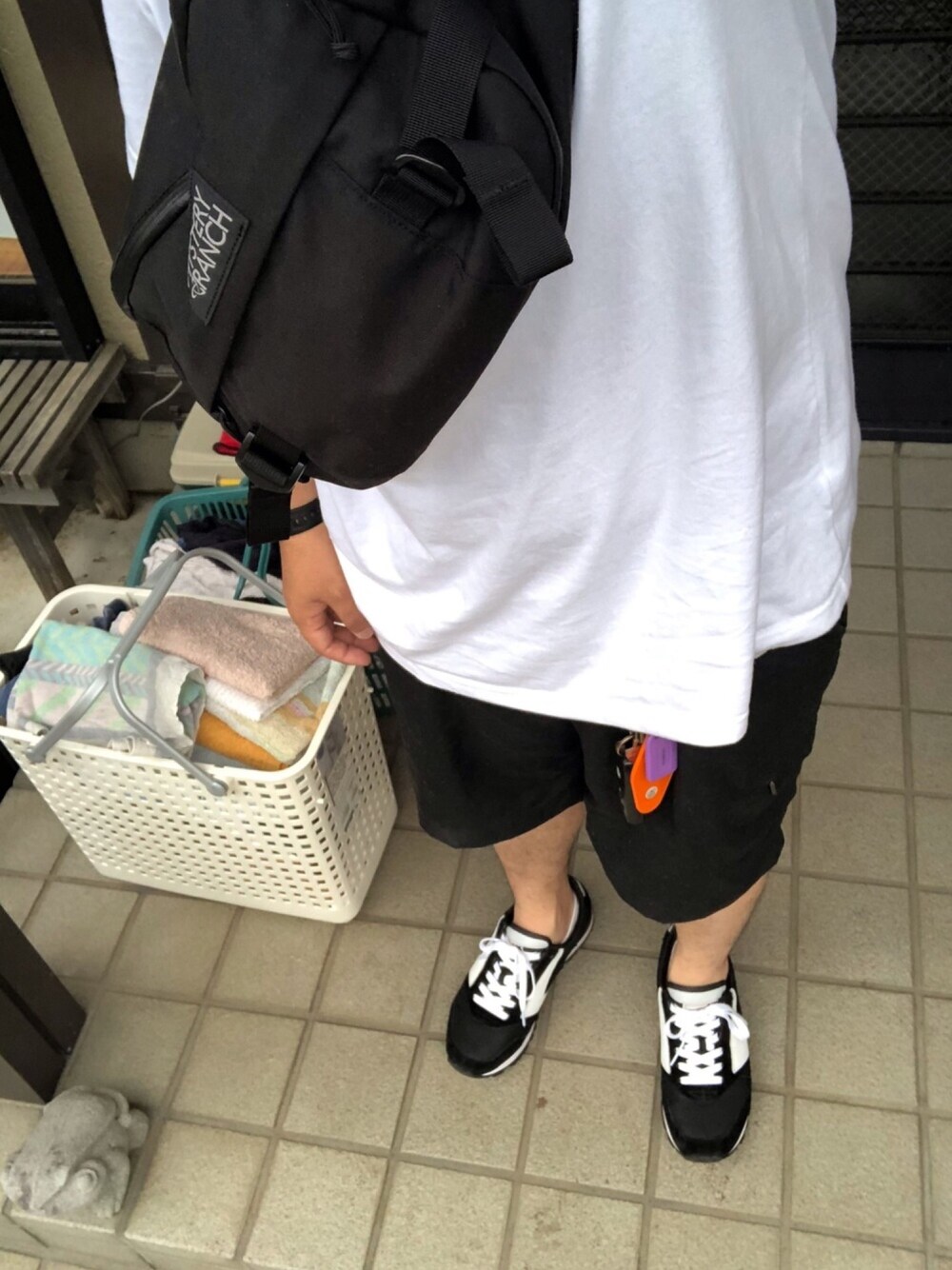 「ブラック、patagonia、THE NORTH FACE、BROOKS CHARIOT、MYSTERY RANCH、Tシャツ、ビックシルエット、白Tシャツ、黒スニーカー」｜「patagoniaのpatagonia/パタゴニア Ms P6Logo Organic T-Shirt/メンズP6ロゴ オーガニック Tシャツ                （Tシャツ/カットソー、ホワイト系）」を使った、るださんさん（メンズ・168cm）の夏コーディネートの1枚目の写真