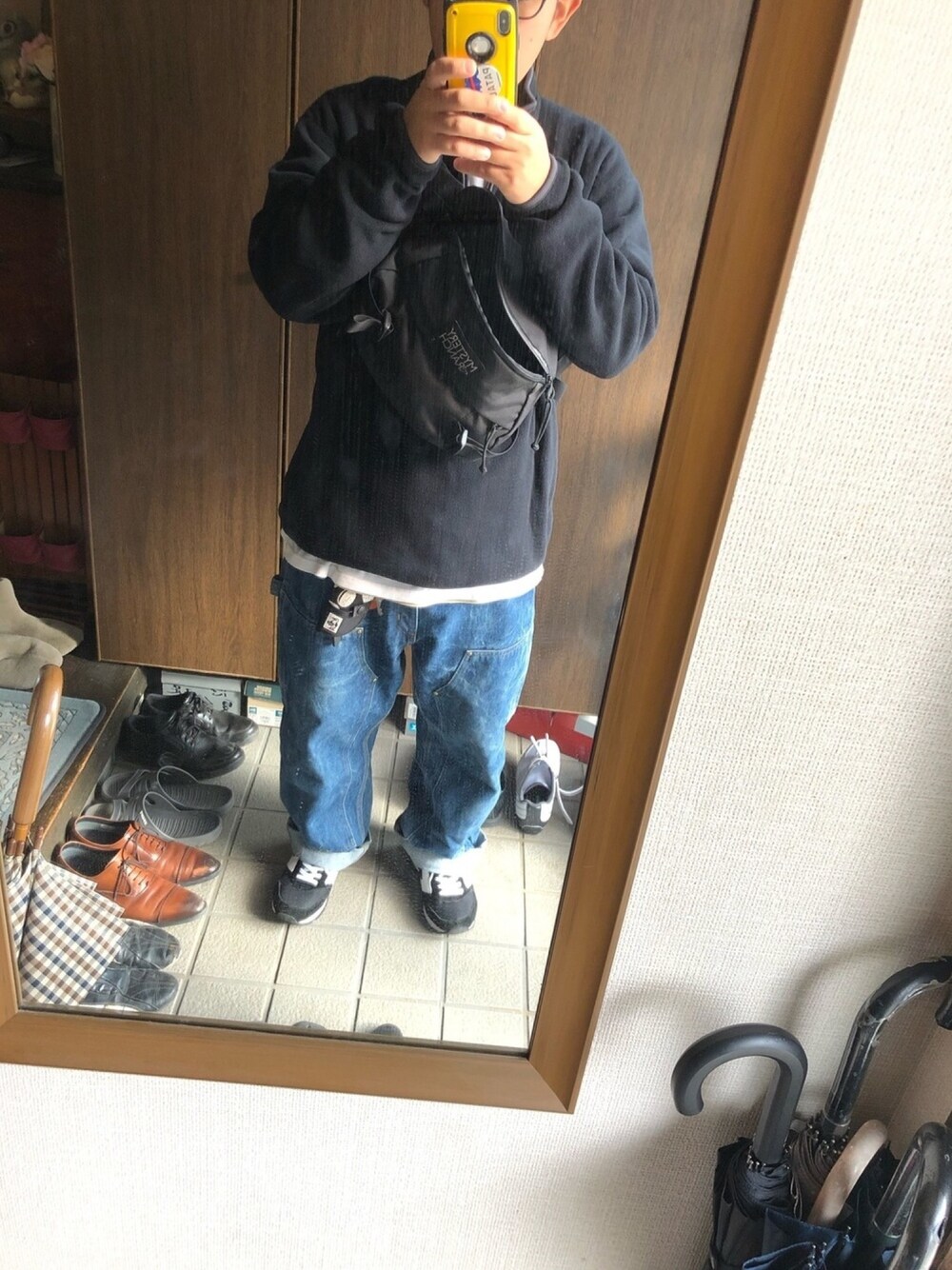 「秋冬コーデ、黒、carhartt、MYSTERY RANCH、CHUMS、休日スタイル」｜「Carharttのアイテム（パンツ、ブルー系）」を使った、るださんさん（メンズ・167cm）の秋コーディネートの1枚目の写真