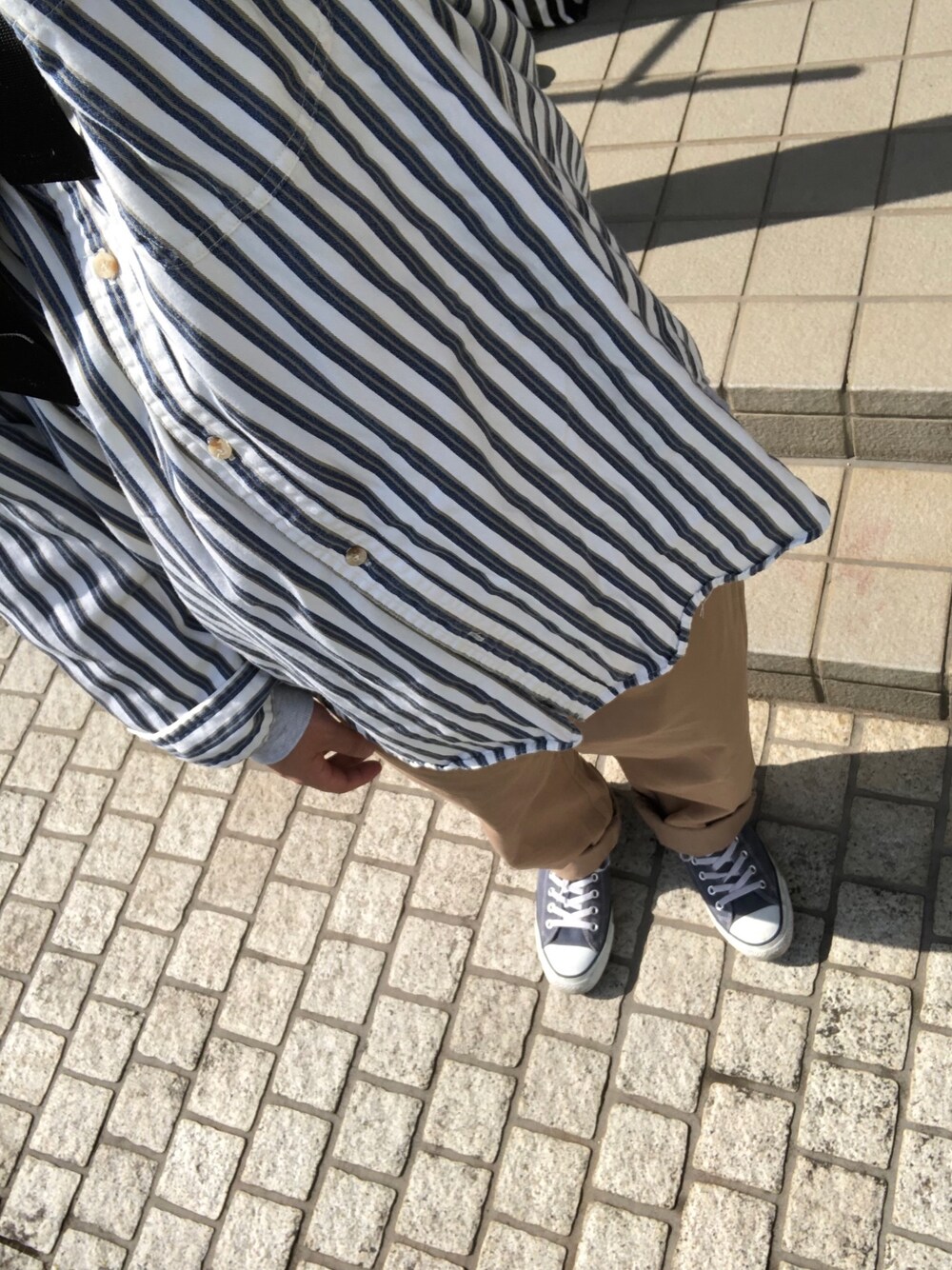 「今日のコーデ、休日スタイル、スニーカー、ビッグシルエット、コンバース、古着、MYSTERY RANCH、Champion、GU、シャツ×パーカー」｜「古着のアイテム（シャツ/ブラウス、ブルー系）」を使った、るださんさん（メンズ・167cm）の春コーディネートの1枚目の写真