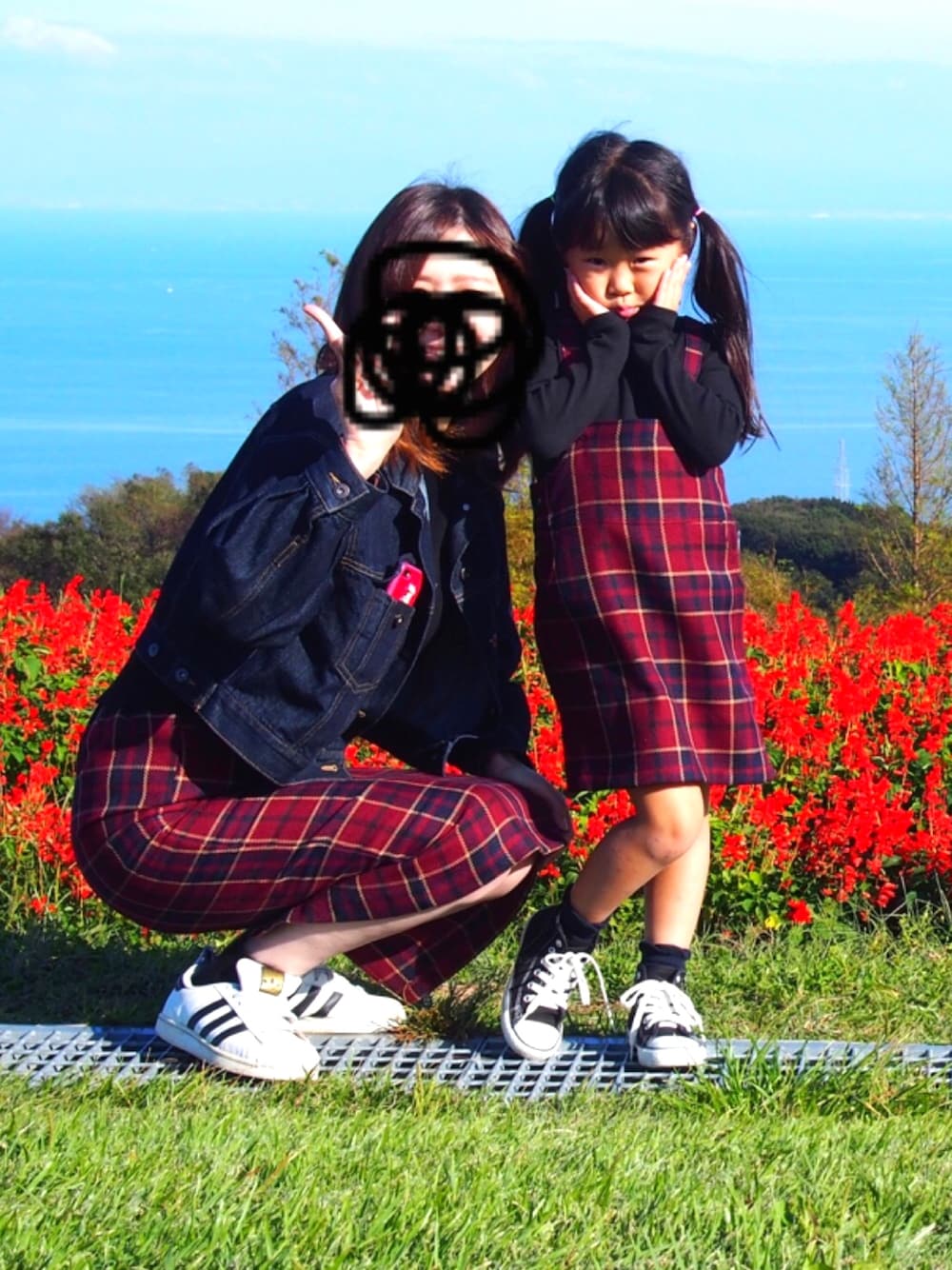 「親子コーデ、親子でおそろい、タータンチェック、チェックスカート、赤、GU」｜「GUのアイテム（スカート、レッド系）」を使った、satomiyuさん（レディース・168cm）の秋コーディネートの1枚目の写真