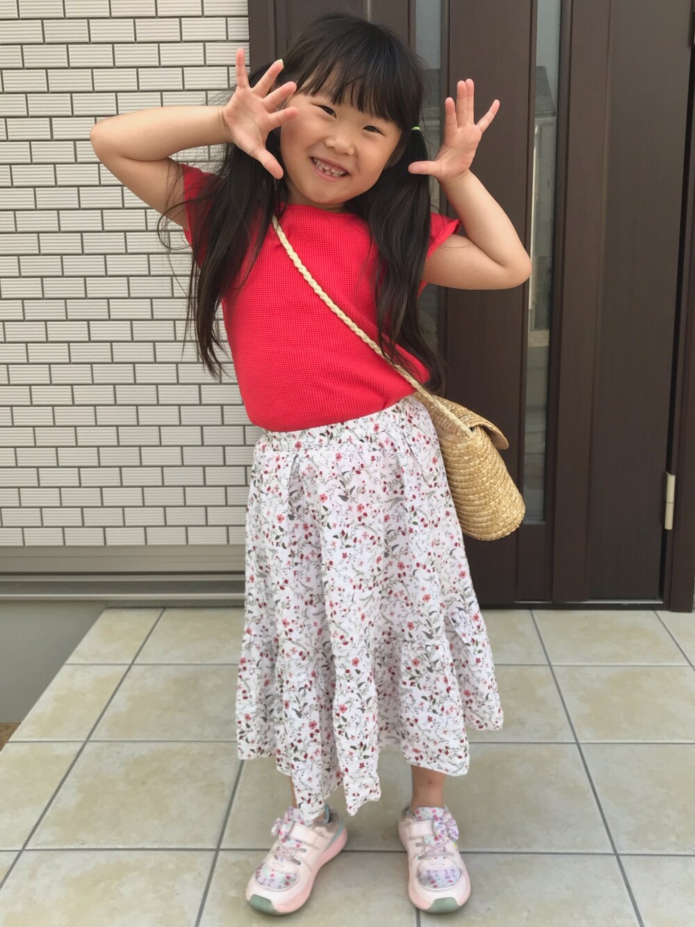 「キッズコーデ、花柄スカート、ワッフル、guキッズ、女の子コーデ」｜「ラウレアのアイテム（スカート、ホワイト系）」を使った、satomiyuさん（キッズ・110cm）の春コーディネートの1枚目の写真