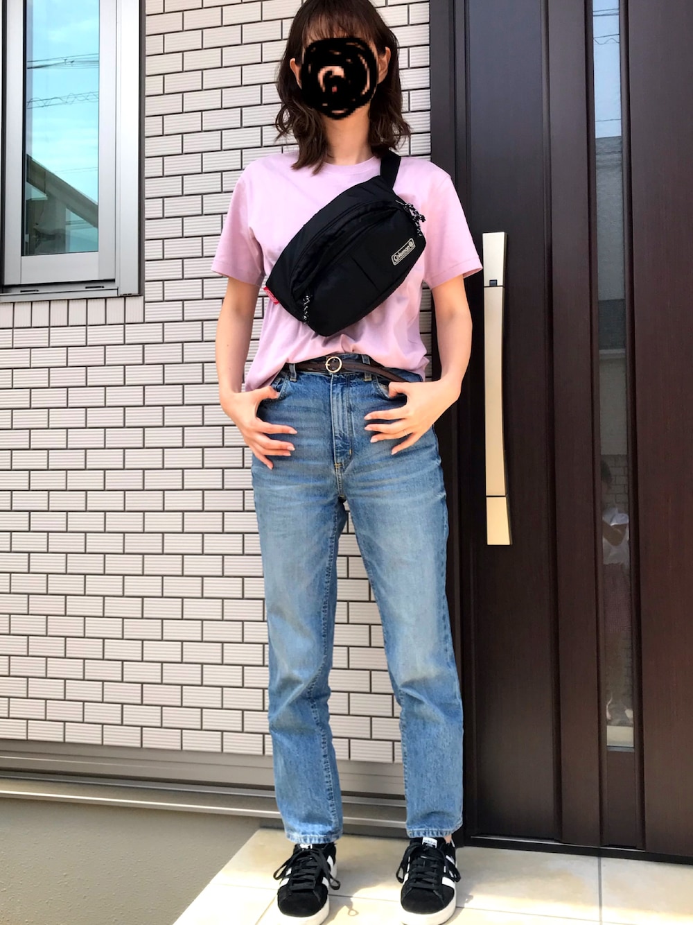 「カジュアルコーデ、シンプルコーデ、ユニクロユー、公園コーデ、ハイウエストストレートジーンズ」｜「UNIQLOのリラックスフィットクルーネックT（半袖）（Tシャツ/カットソー、パープル系）」を使った、satomiyuさん（レディース・169cm）の春コーディネートの1枚目の写真