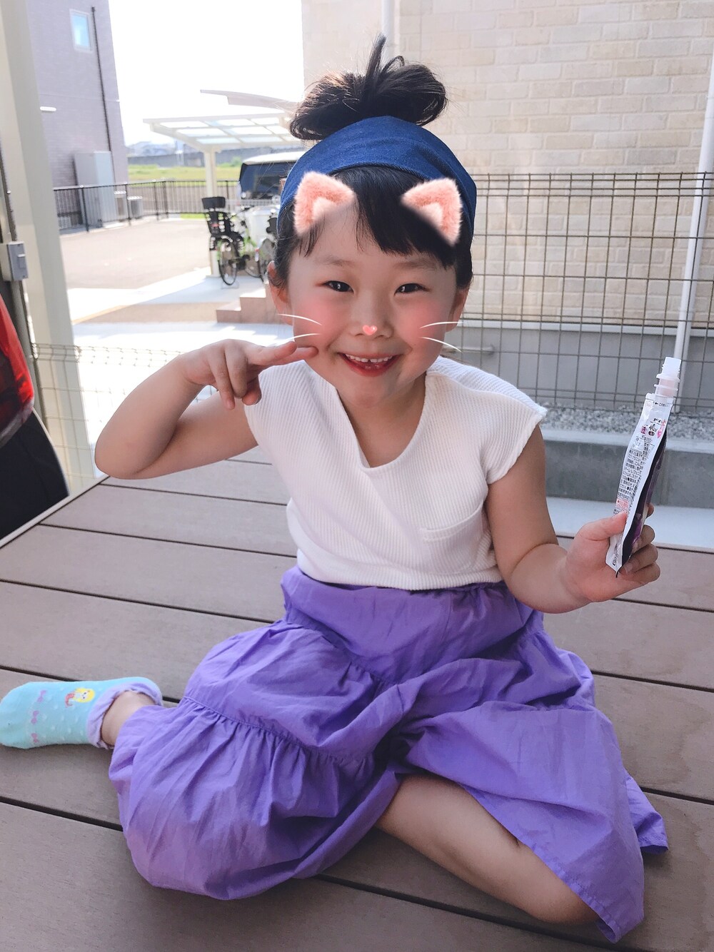 「ワッフルTシャツ、guキッズ、ティアードスカート、休日スタイル、女の子コーデ」｜「Discoat Parisien KIDSのアイテム（Tシャツ/カットソー、ホワイト系）」を使った、satomiyuさん（キッズ・110cm）の春コーディネートの1枚目の写真