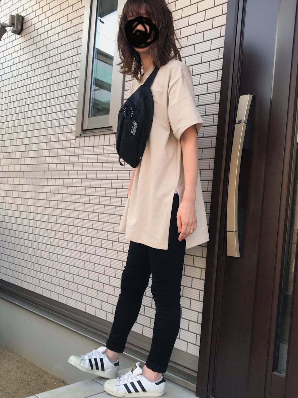 「ユニクロ、シンプルコーデ、コットンオーバーサイズチュニック、ユニジョ、ベージュ」｜「UNIQLOのコットンオーバーサイズチュニック(半袖)（Tシャツ/カットソー、ベージュ系）」を使った、satomiyuさん（レディース・169cm）の春コーディネートの1枚目の写真