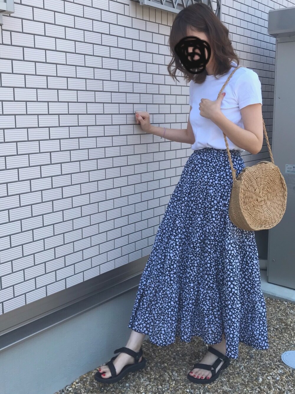 「休日スタイル、花柄スカート、ティアードスカート、GU、teva、夏コーデ」｜「UNIQLOのクルーネックT（半袖）（Tシャツ/カットソー、ホワイト系）」を使った、satomiyuさん（レディース・169cm）の春コーディネートの1枚目の写真