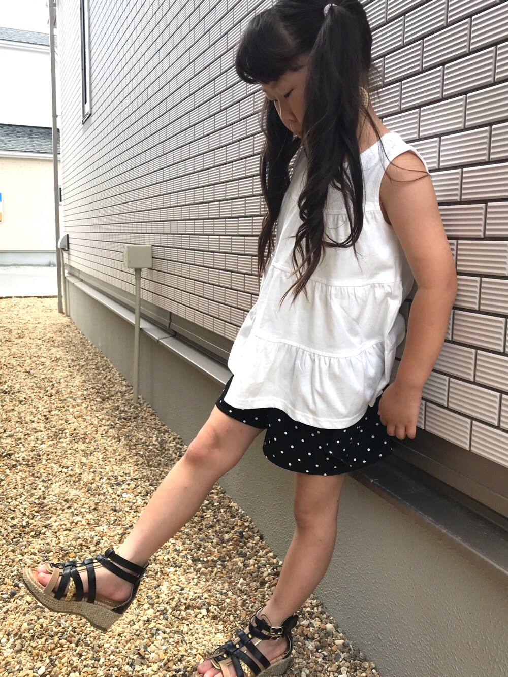 「ティアード、ドット、女の子コーデ、guキッズ、夏コーデ」｜「GUのアイテム（タンクトップ、ホワイト系）」を使った、satomiyuさん（キッズ・110cm）の春コーディネートの1枚目の写真