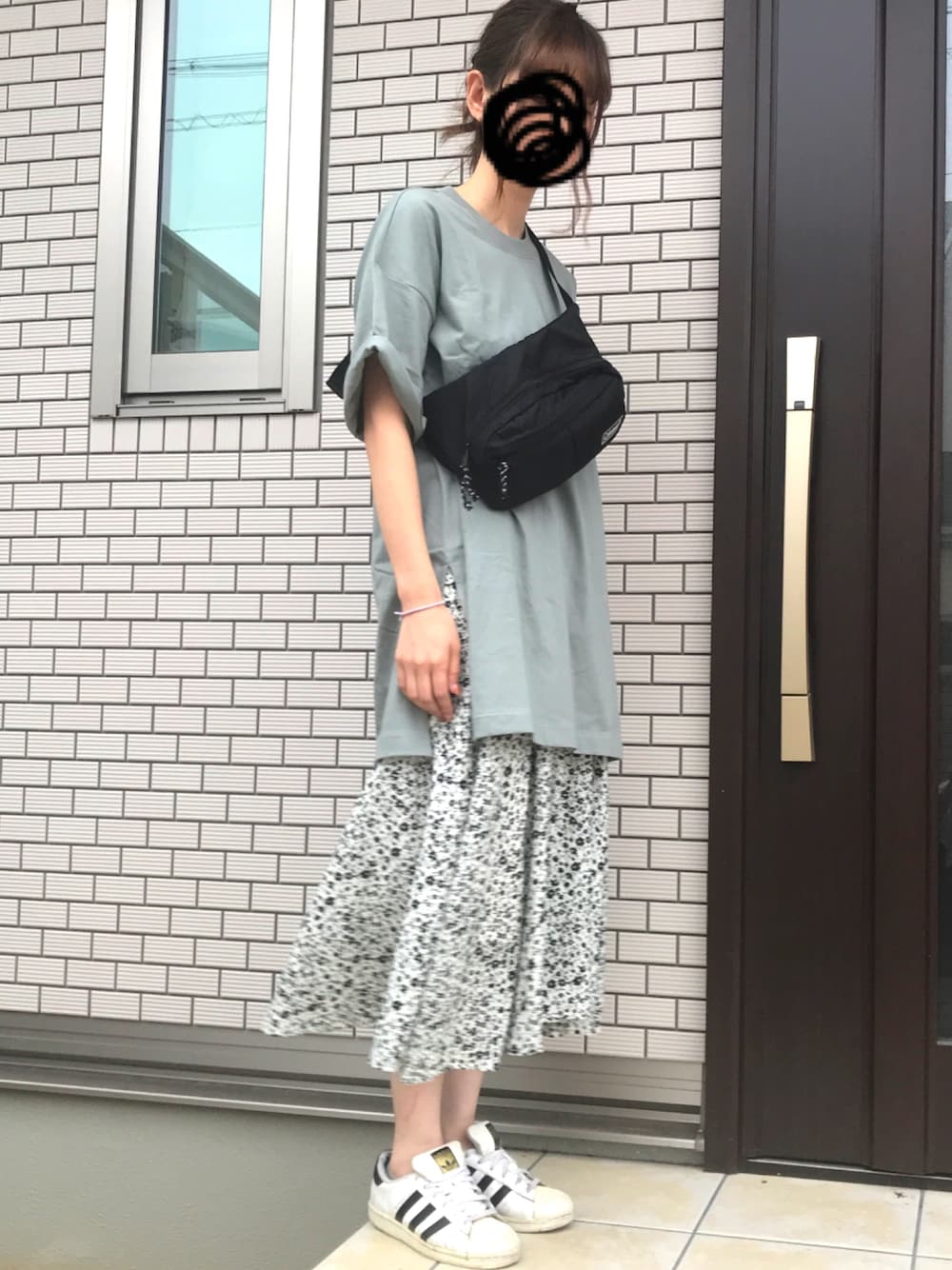 「花柄スカート、くすみグリーン、ユニクロ、コットンオーバーサイズチュニック、スリット、休日スタイル」｜「UNIQLOのコットンオーバーサイズチュニック(半袖)（Tシャツ/カットソー、グリーン系）」を使った、satomiyuさん（レディース・169cm）の春コーディネートの1枚目の写真