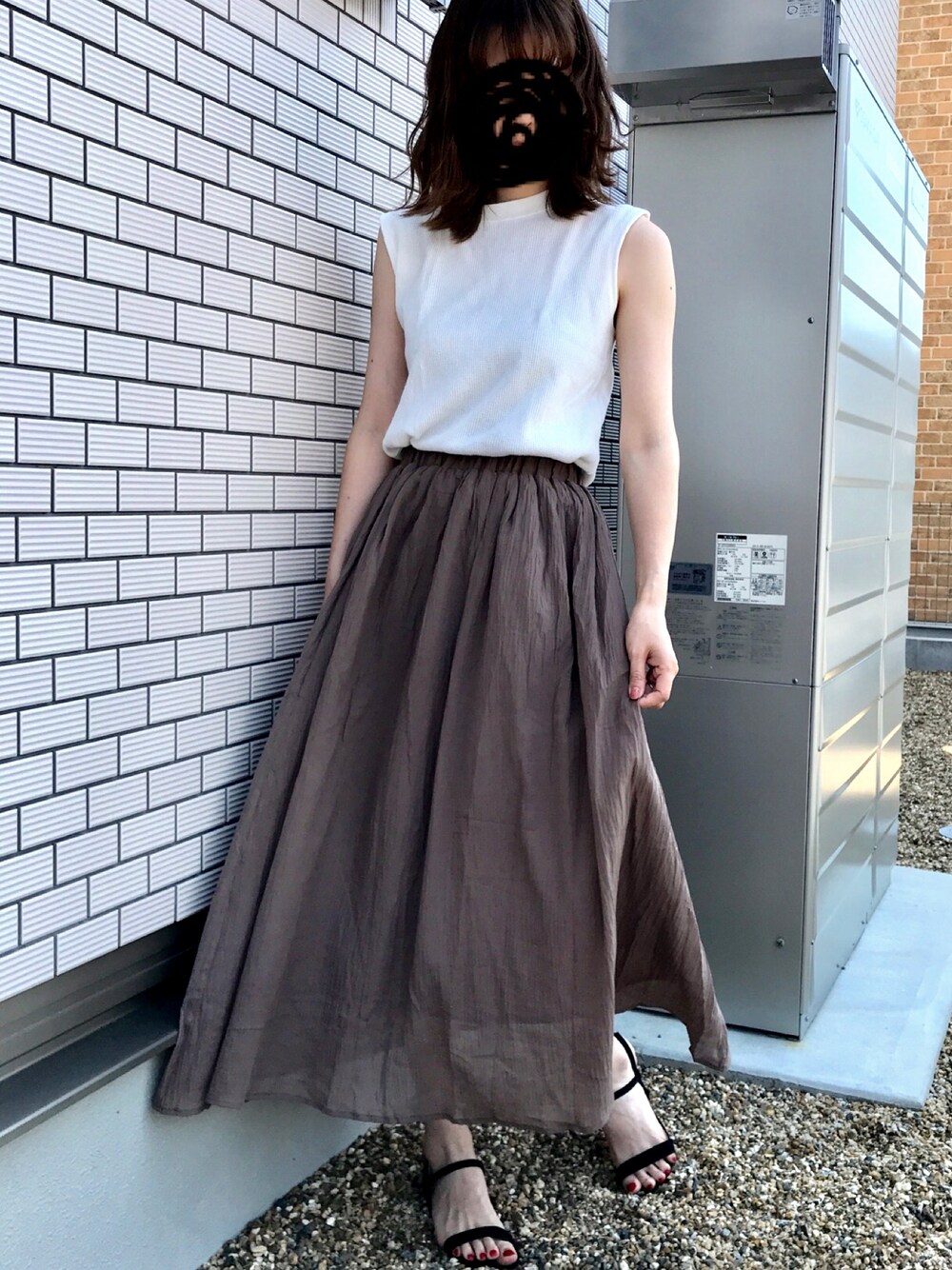 「夏コーデ、ブラウン、GU、ワッフル、サンダル、休日スタイル」｜「GUのアイテム（タンクトップ、ホワイト系）」を使った、satomiyuさん（レディース・169cm）の夏コーディネートの1枚目の写真