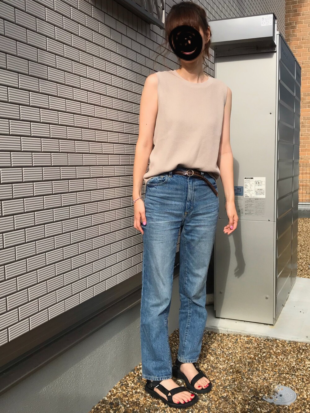 「夏コーデ、ワッフル、ベージュ、スポサン、シンプルコーデ、カジュアル」｜「UNIQLOのワッフルＴ（ノースリーブ）（Tシャツ/カットソー、ベージュ系）」を使った、satomiyuさん（レディース・169cm）の夏コーディネートの1枚目の写真