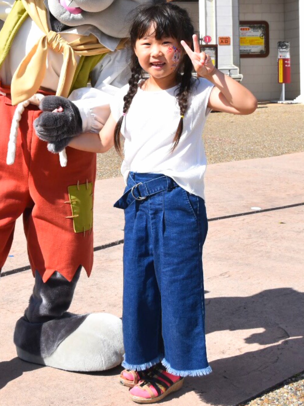 「遊園地コーデ、キッズファッション、しまむら、ワイドパンツ、女の子コーデ、サンダルに靴下」｜「DISCOATのアイテム（Tシャツ/カットソー、ホワイト系）」を使った、satomiyuさん（キッズ・110cm）の夏コーディネートの1枚目の写真