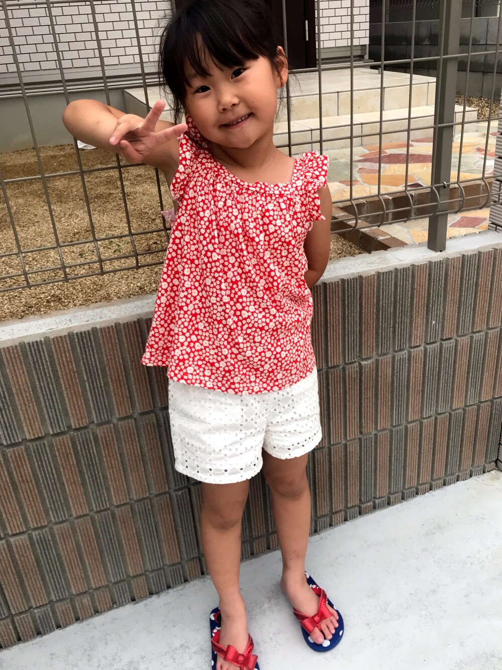 「夏、夏コーデ、花柄、GU、ZARA KIDS」｜「ZARA KIDSのアイテム（Tシャツ/カットソー、レッド系）」を使った、satomiyuさん（キッズ・104cm）の夏コーディネートの1枚目の写真