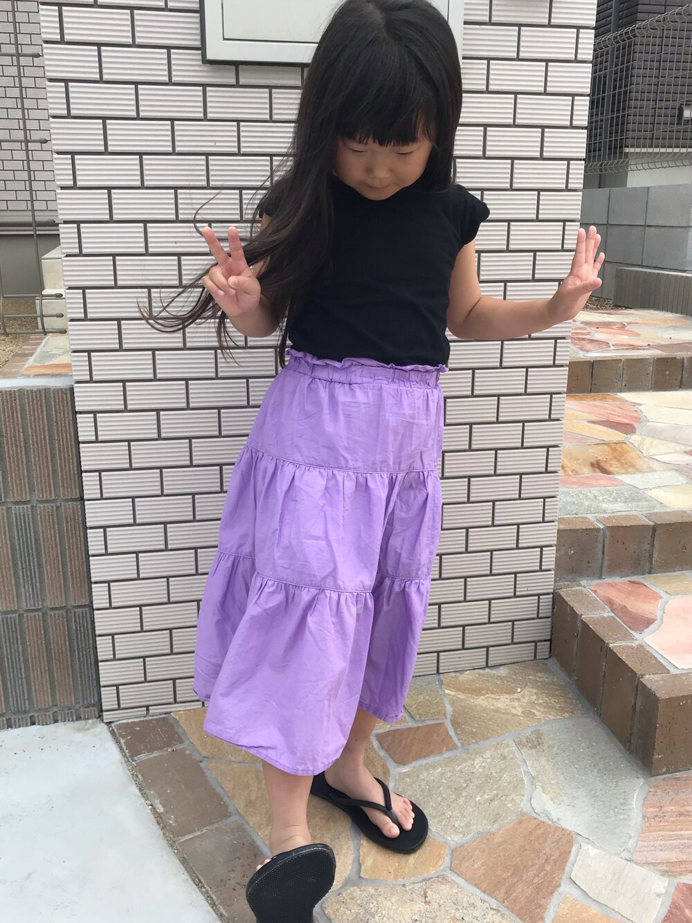 「プチプラコーデ、小学生、女の子コーデ、guキッズ、ティアードスカート、ブラック×パープル」｜「devirockの袖スカラップTシャツ（Tシャツ/カットソー、ブラック系）」を使った、satomiyuさん（キッズ・110cm）の夏コーディネートの1枚目の写真