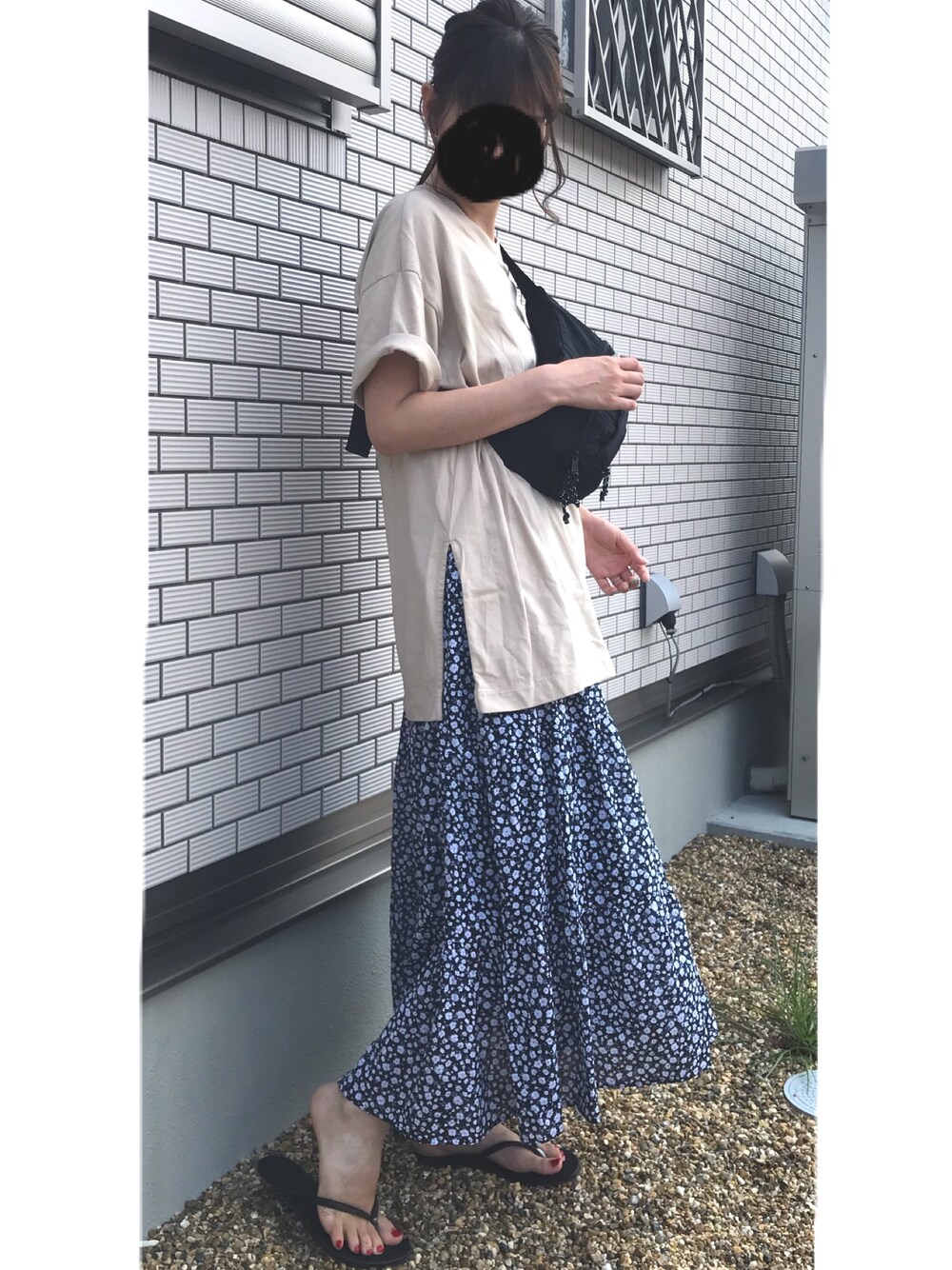 「オーバーサイズ、ティアードスカート、花柄スカート、ゆるコーデ、ベージュ、ユニクロ、GU、ビーチサンダル」｜「UNIQLOのコットンオーバーサイズチュニック(半袖)（Tシャツ/カットソー、ベージュ系）」を使った、satomiyuさん（レディース・169cm）の夏コーディネートの1枚目の写真