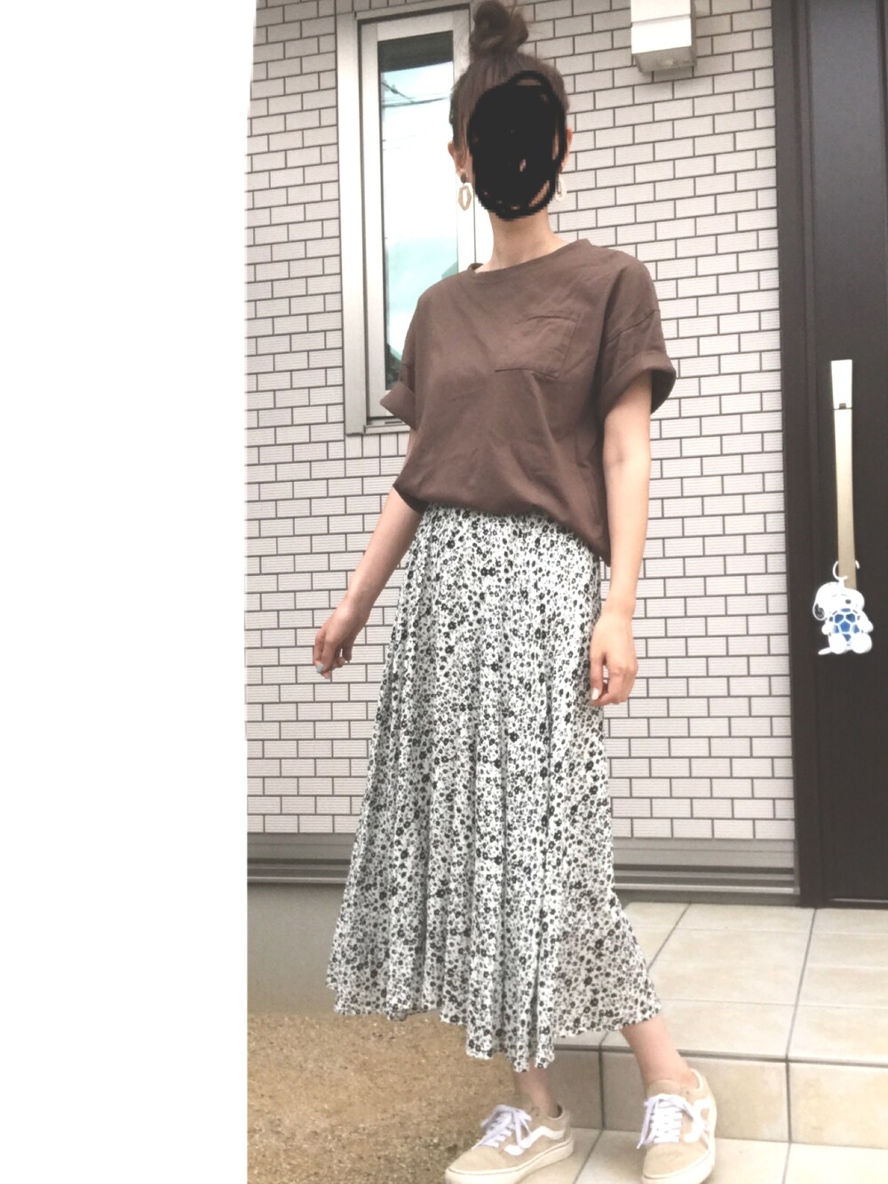 「プチプラコーデ、花柄スカート、ブラウン、ヴァンズ、スニーカー、しまむら」｜「Availのアイテム（Tシャツ/カットソー、ブラウン系）」を使った、satomiyuさん（レディース・169cm）の夏コーディネートの1枚目の写真