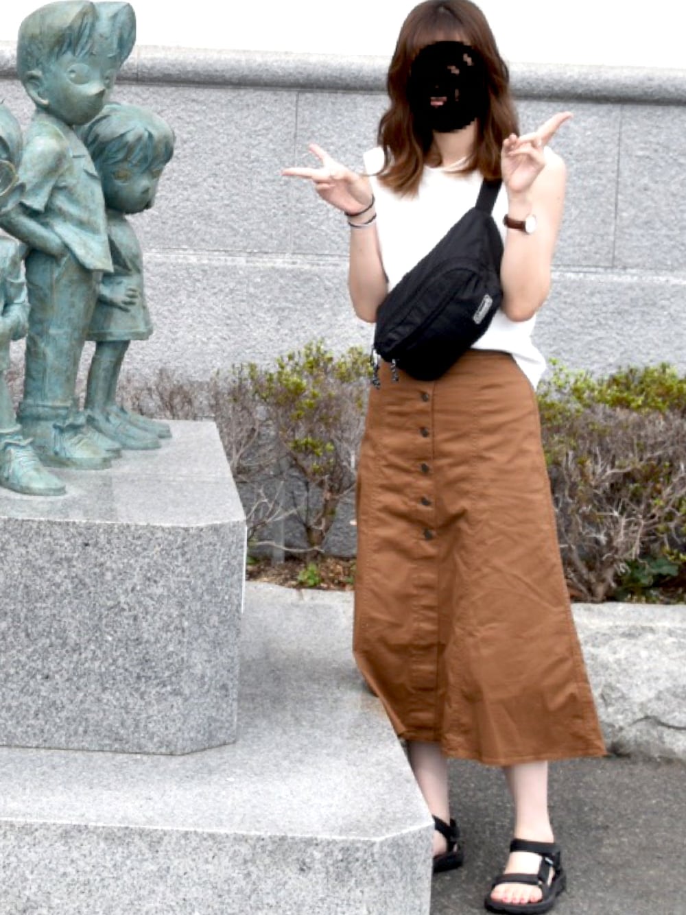 「大人カジュアル、秋色、ブラウン、ユニクロ、ママコーデ、チノスカート、ユニジョ」｜「UNIQLOのワッフルＴ（ノースリーブ）（Tシャツ/カットソー、ホワイト系）」を使った、satomiyuさん（レディース・169cm）の夏コーディネートの1枚目の写真